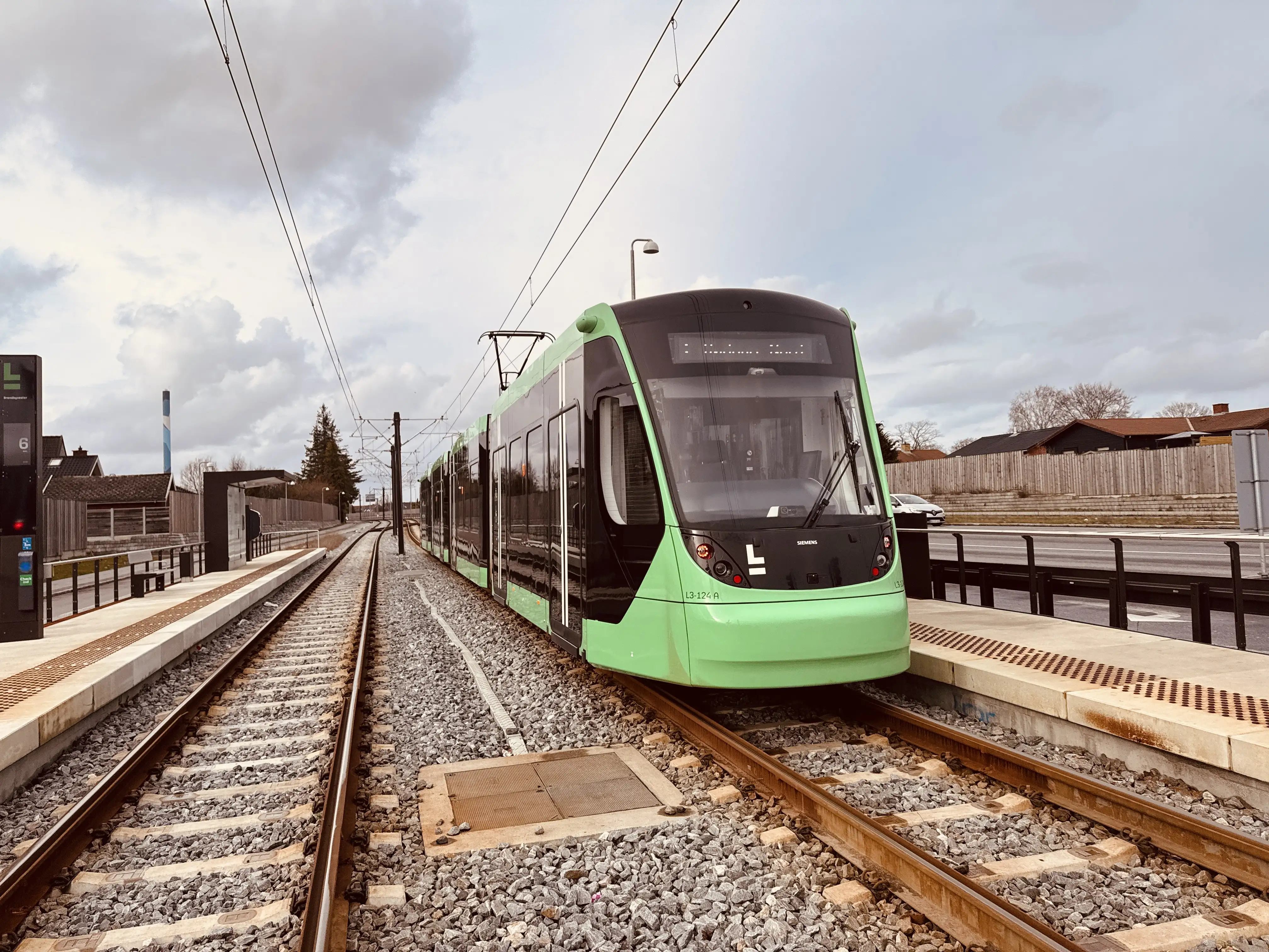 Billede af L3 124 fotograferet ud for Brøndbyvester Letbanestation.