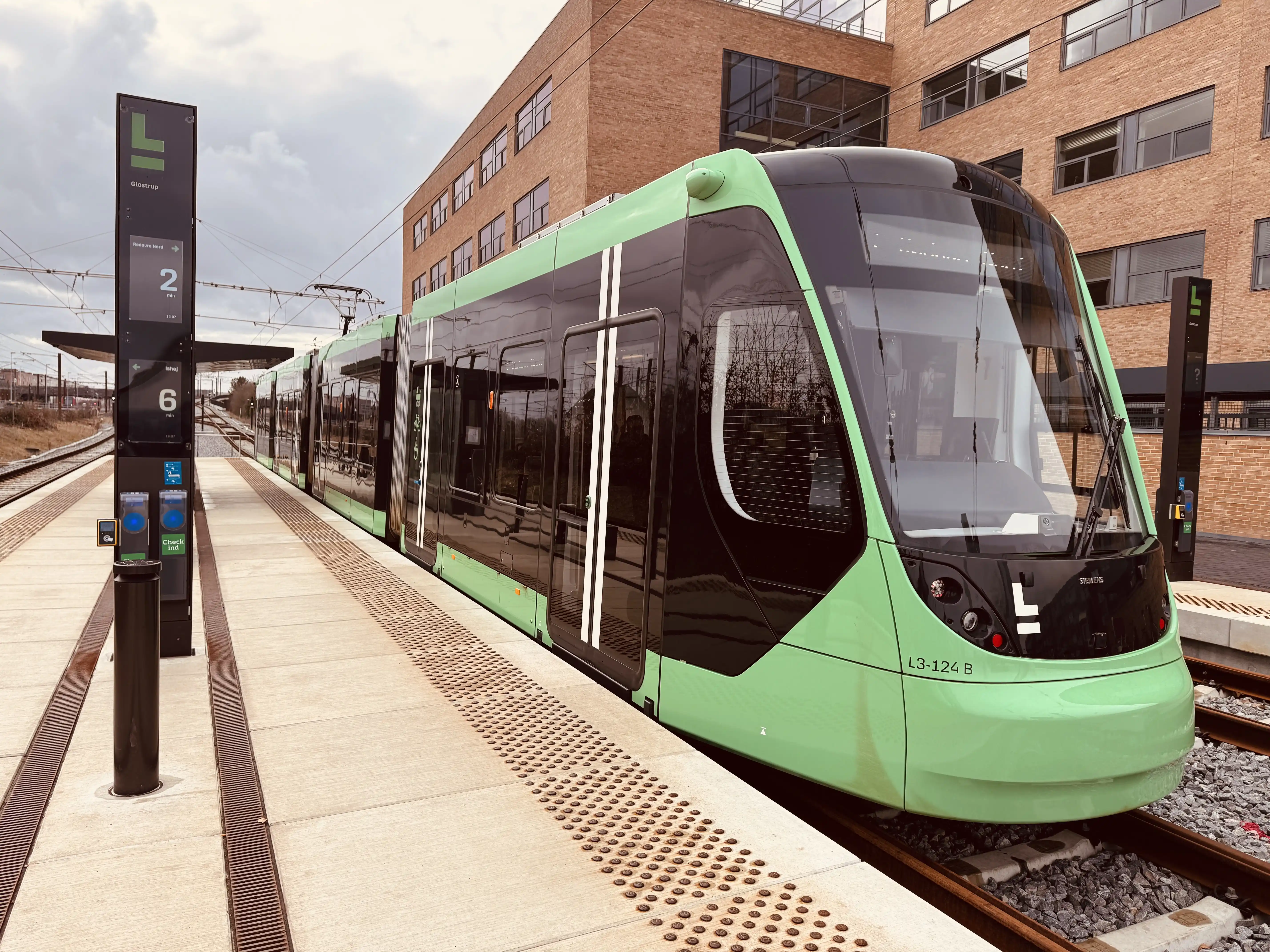 Billede af L3 124 fotograferet ud for Glostrup Letbanestation.