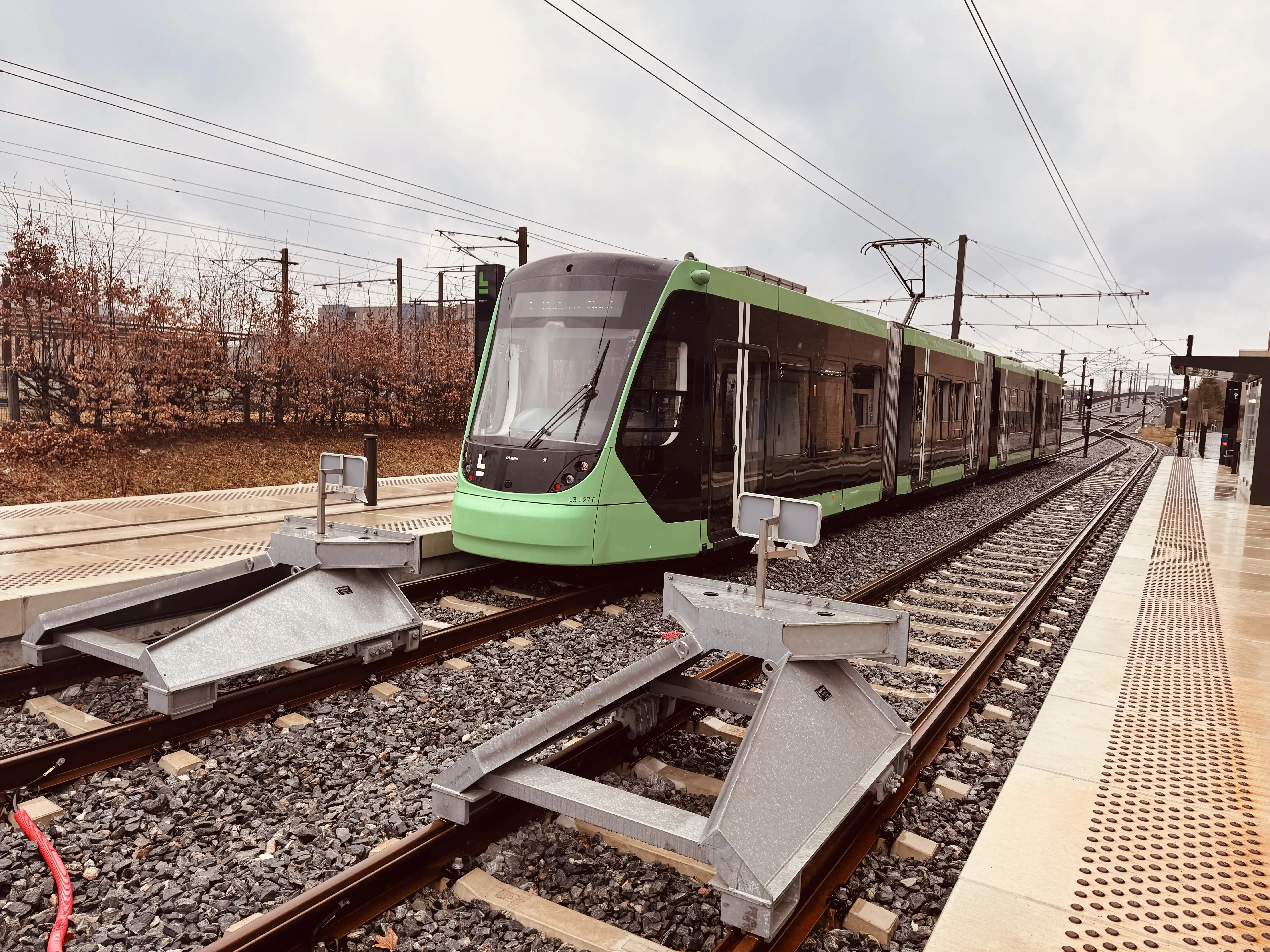 Billede af L3 127 fotograferet ud for Glostrup Letbanestation.