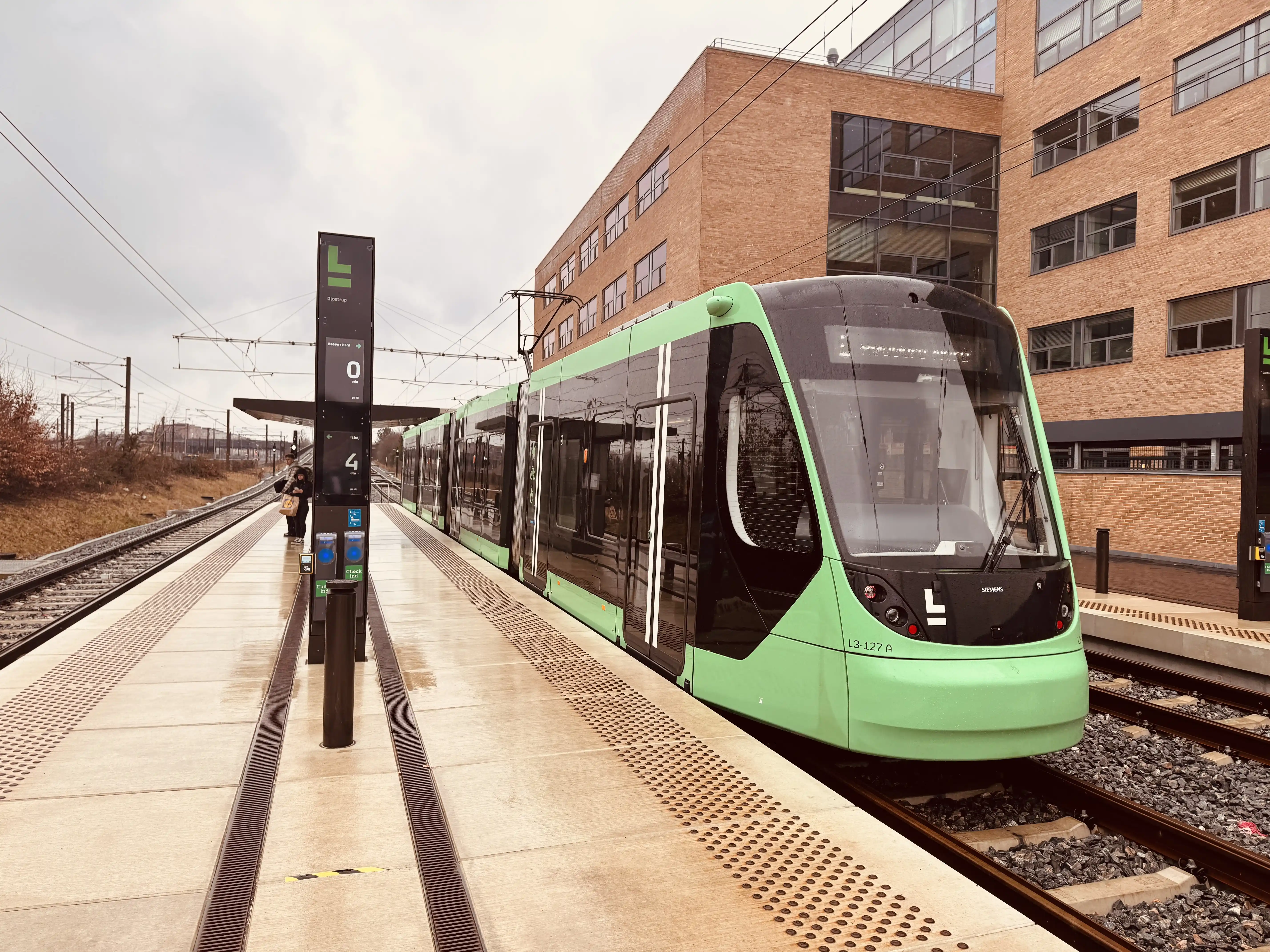 Billede af L3 127 fotograferet ud for Glostrup Letbanestation.