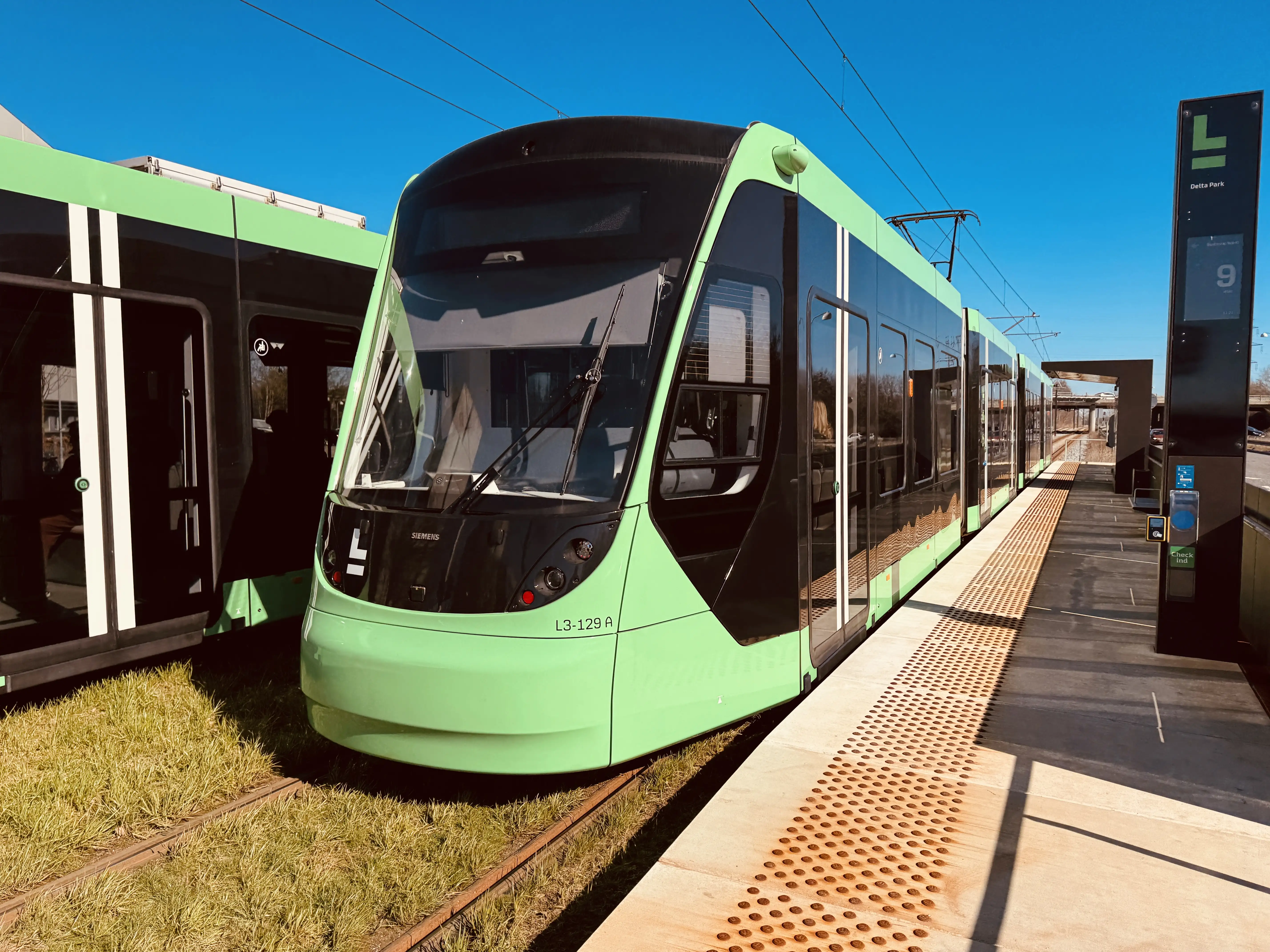 Billede af L3 129 fotograferet ud for Delta Park Letbanestation.
