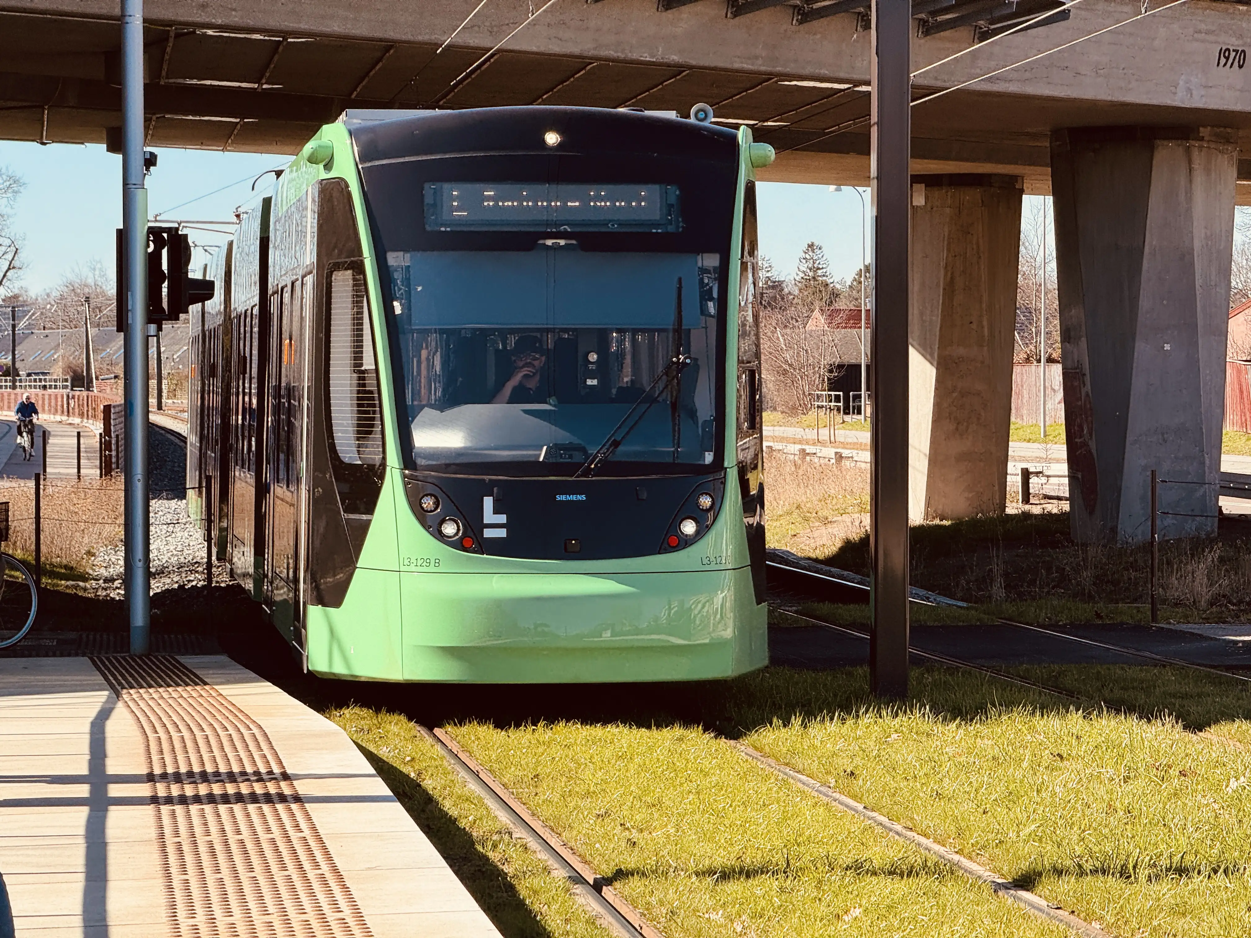 Billede af L3 129 fotograferet ud for Vallensbæk Letbanestation. Billede af L3 129 fotograferet ud for Vallensbæk Letbanestation.