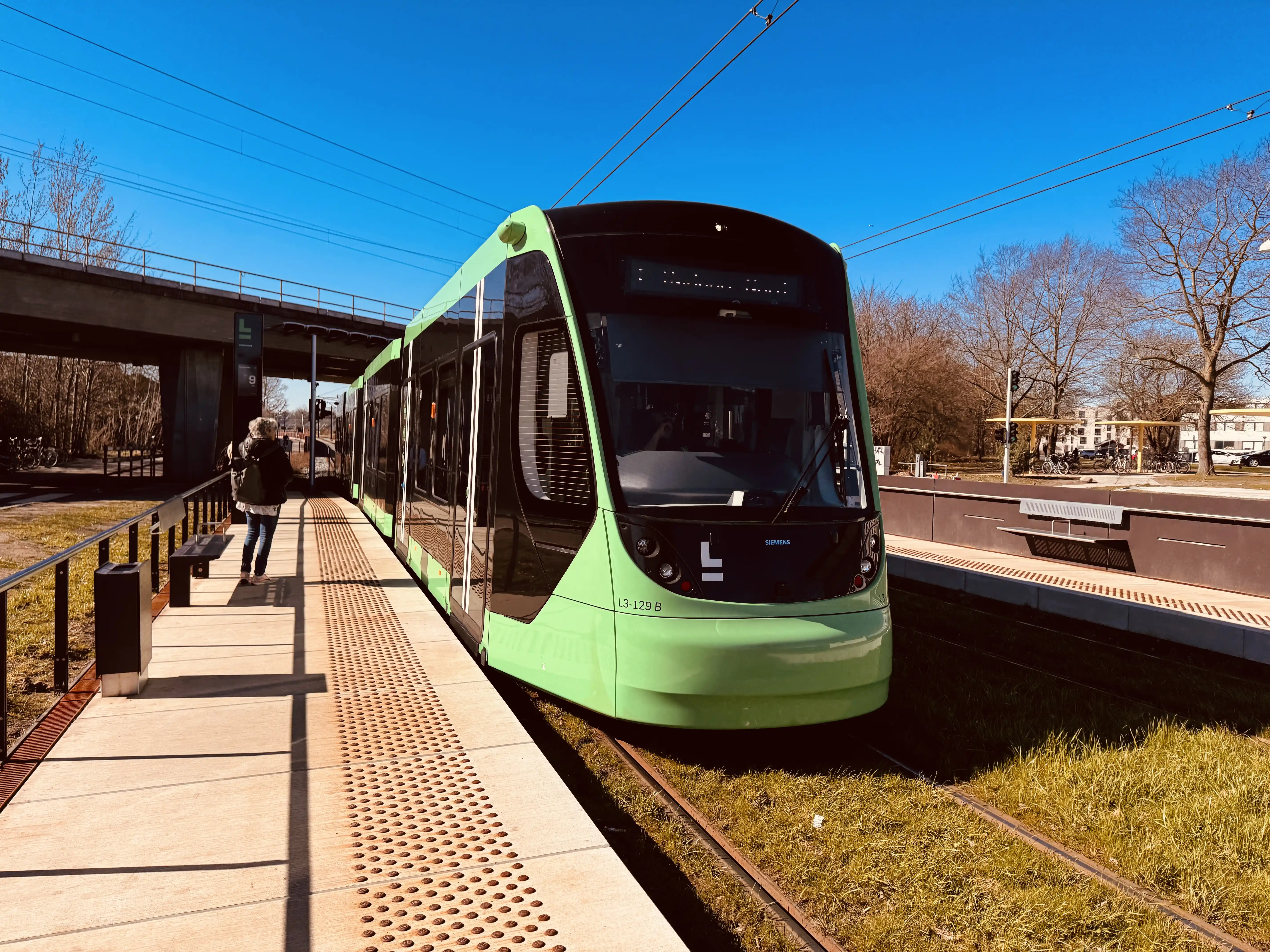 Billede af L3 129 fotograferet ud for Vallensbæk Letbanestation. Billede af L3 129 fotograferet ud for Vallensbæk Letbanestation.