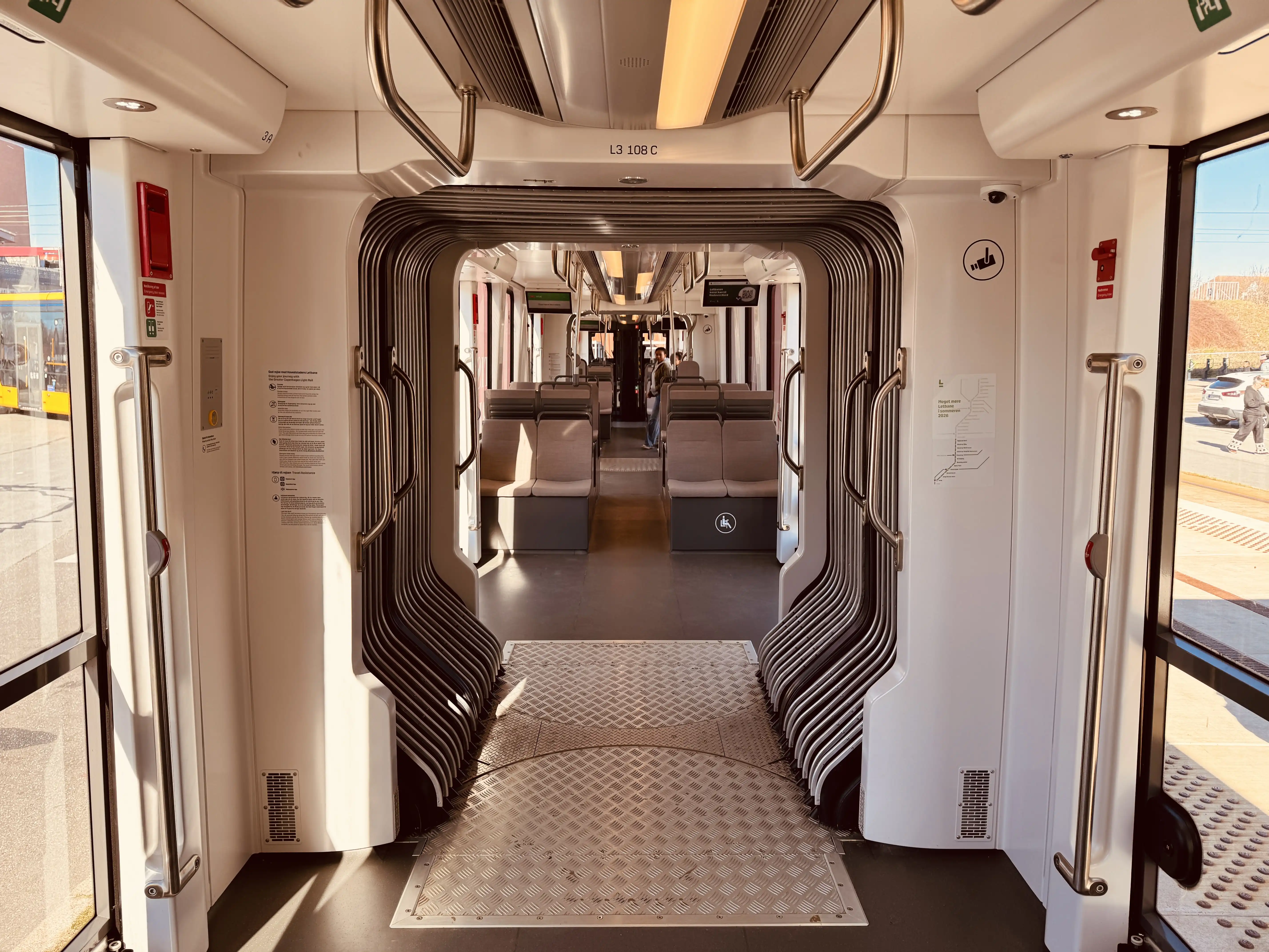 Billede af interiør fra Siemens Avenio L3 114, som benyttes af Hovedstadens Letbane.