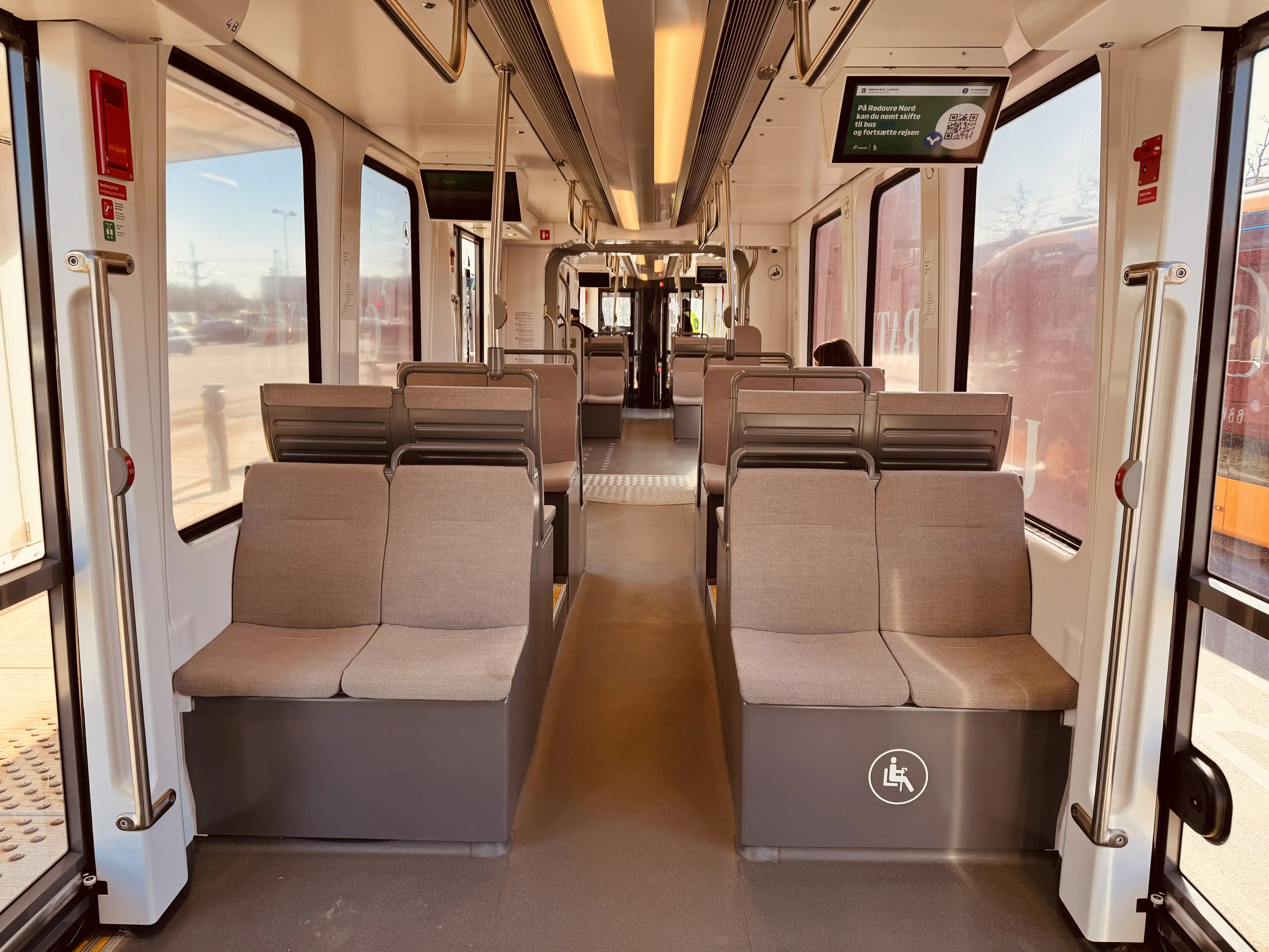 Billede af interiør fra Siemens Avenio L3 114, som benyttes af Hovedstadens Letbane.