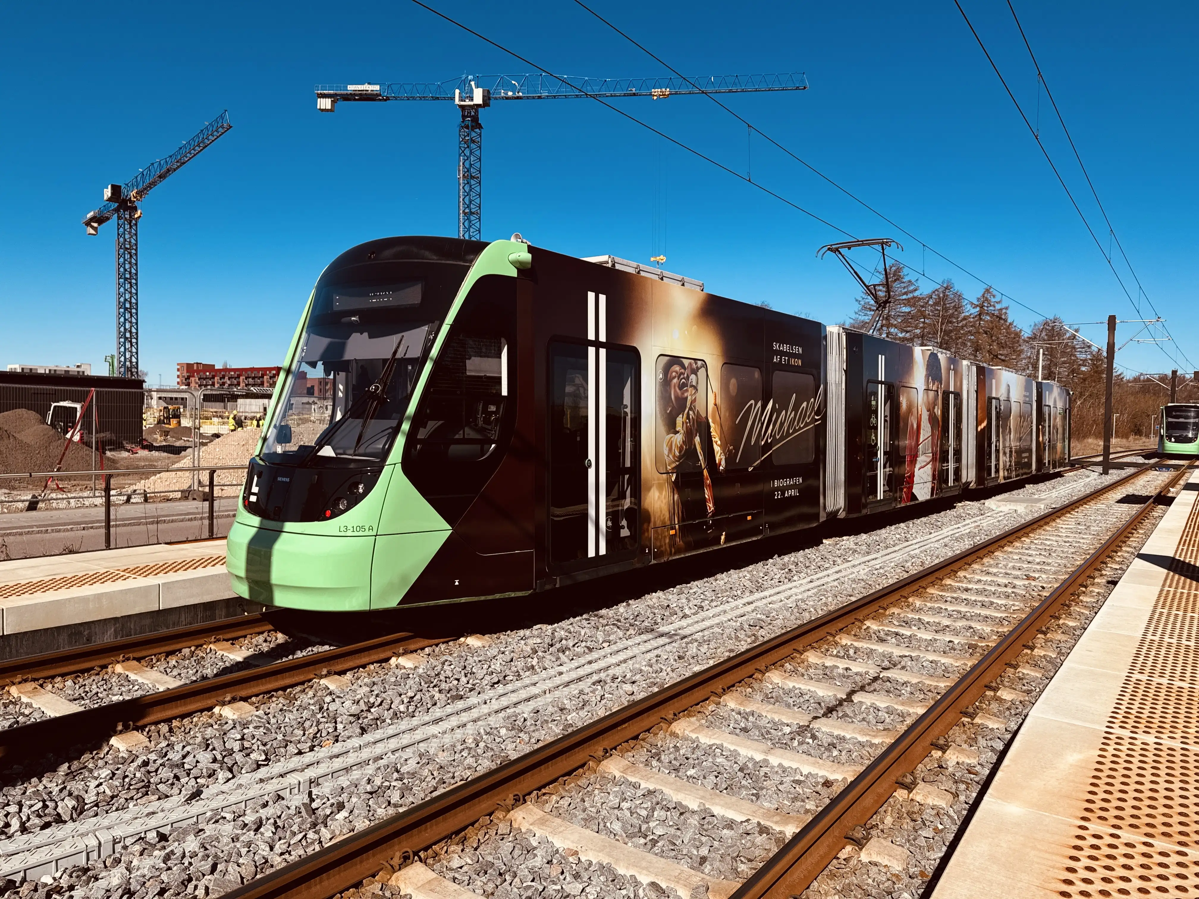 Billede af L3 105 fotograferet ud for Glostrup Nord - Hersted Letbanestation.