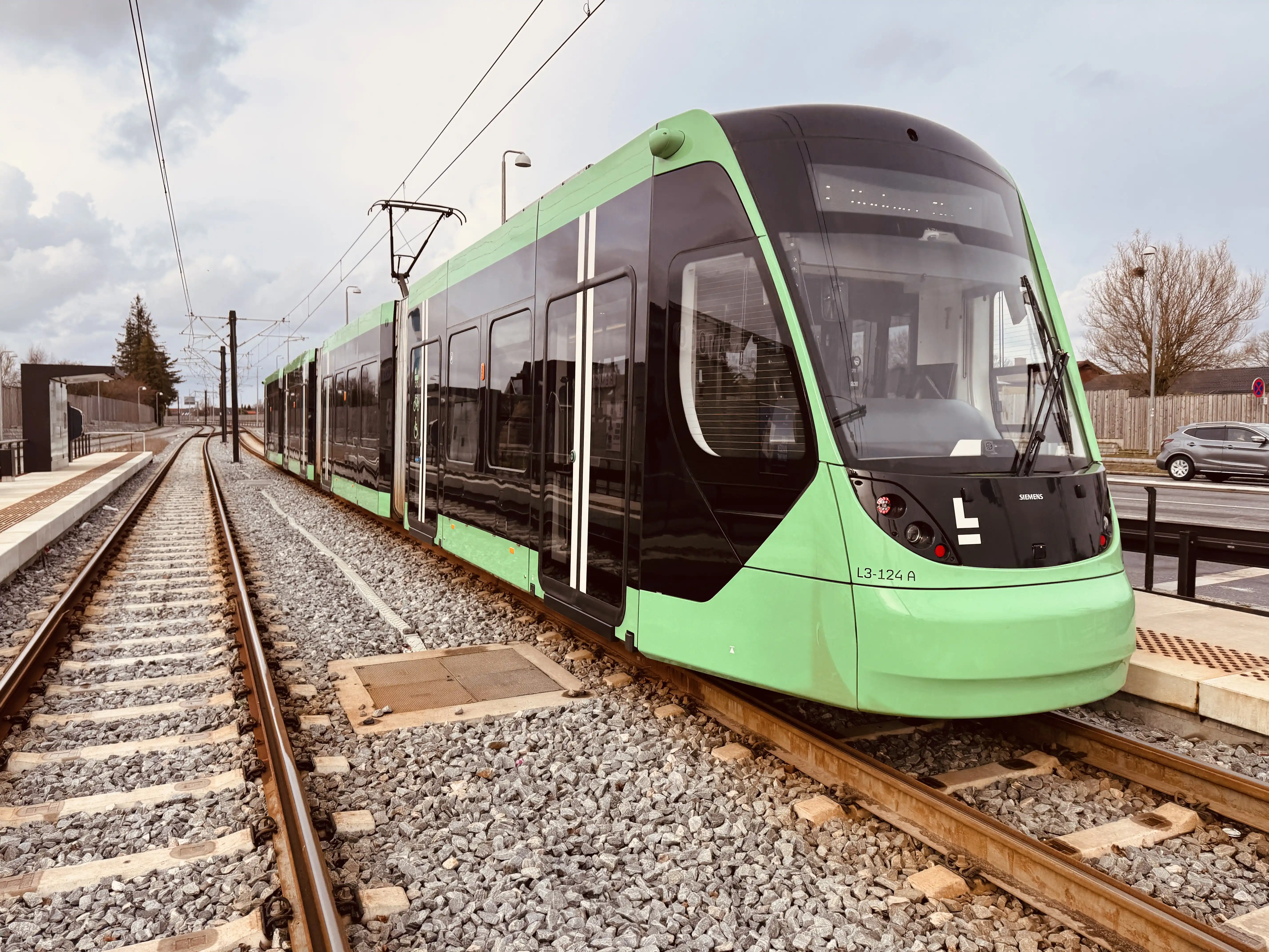 Billede af L3 124 fotograferet ud for Brøndbyvester Letbanestation.