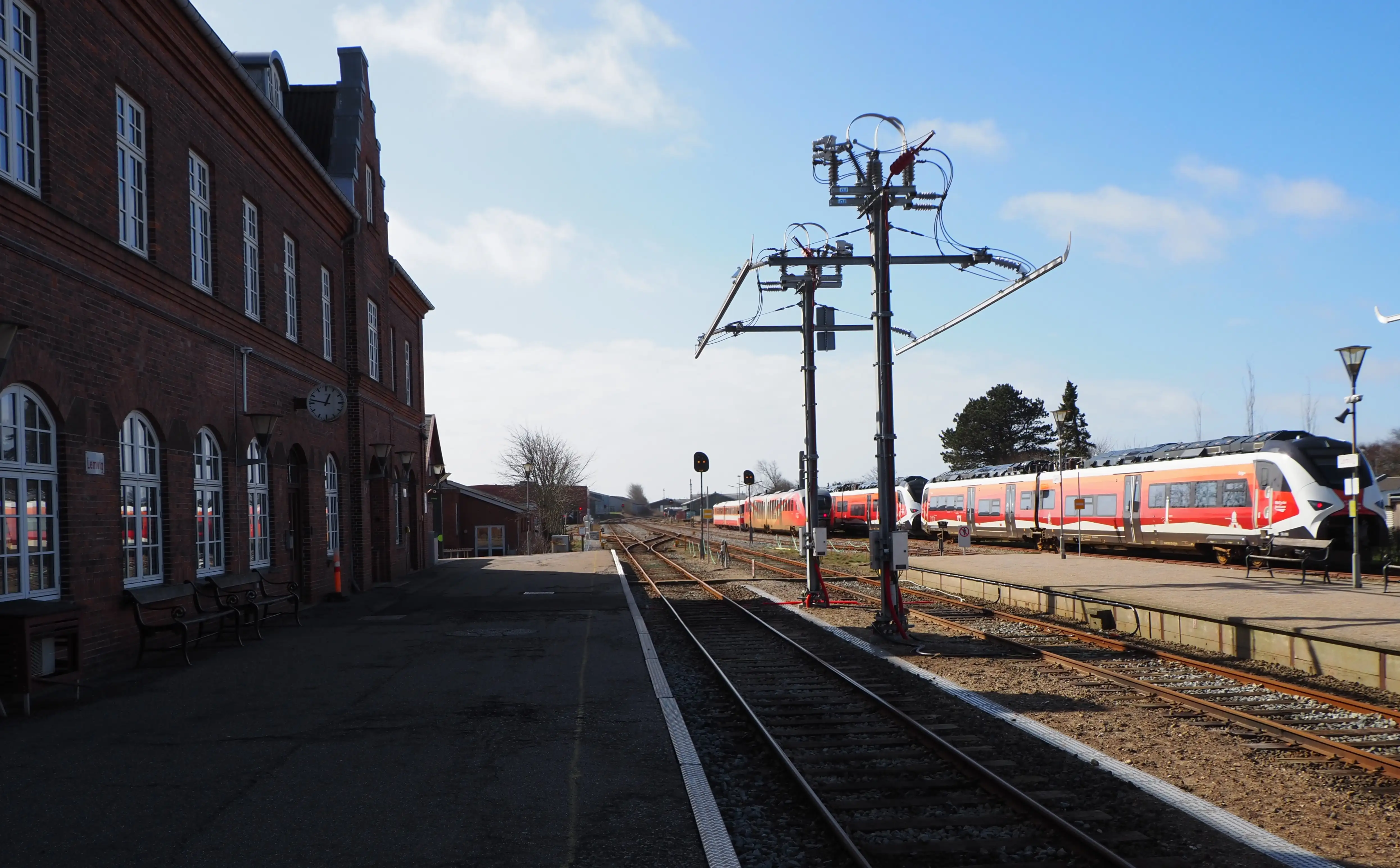 Billede af 25 KV ladefaciliteter for batteritog ud for Lemvig Station.