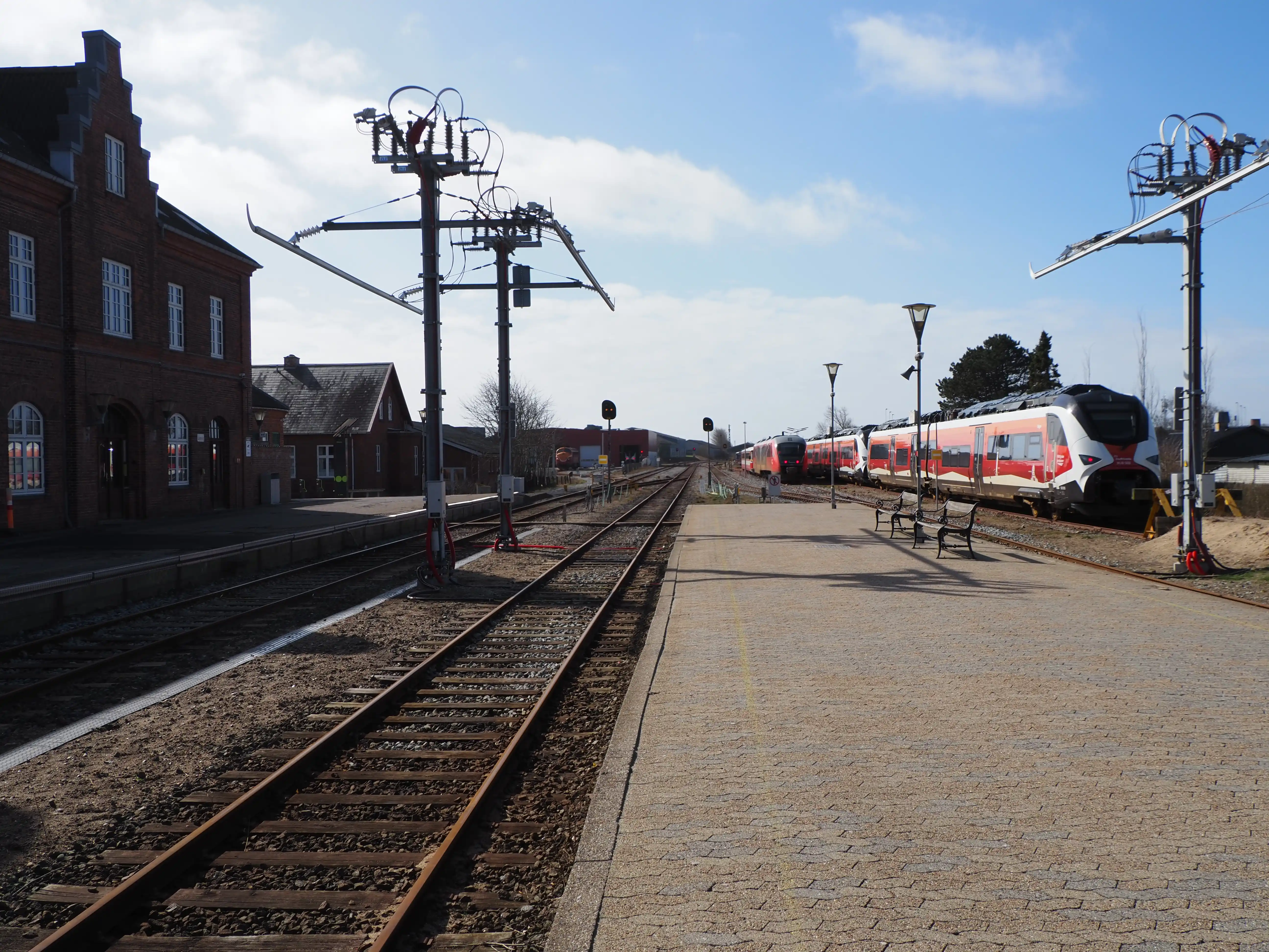 Billede af 25 KV ladefaciliteter for batteritog ud for Lemvig Station.