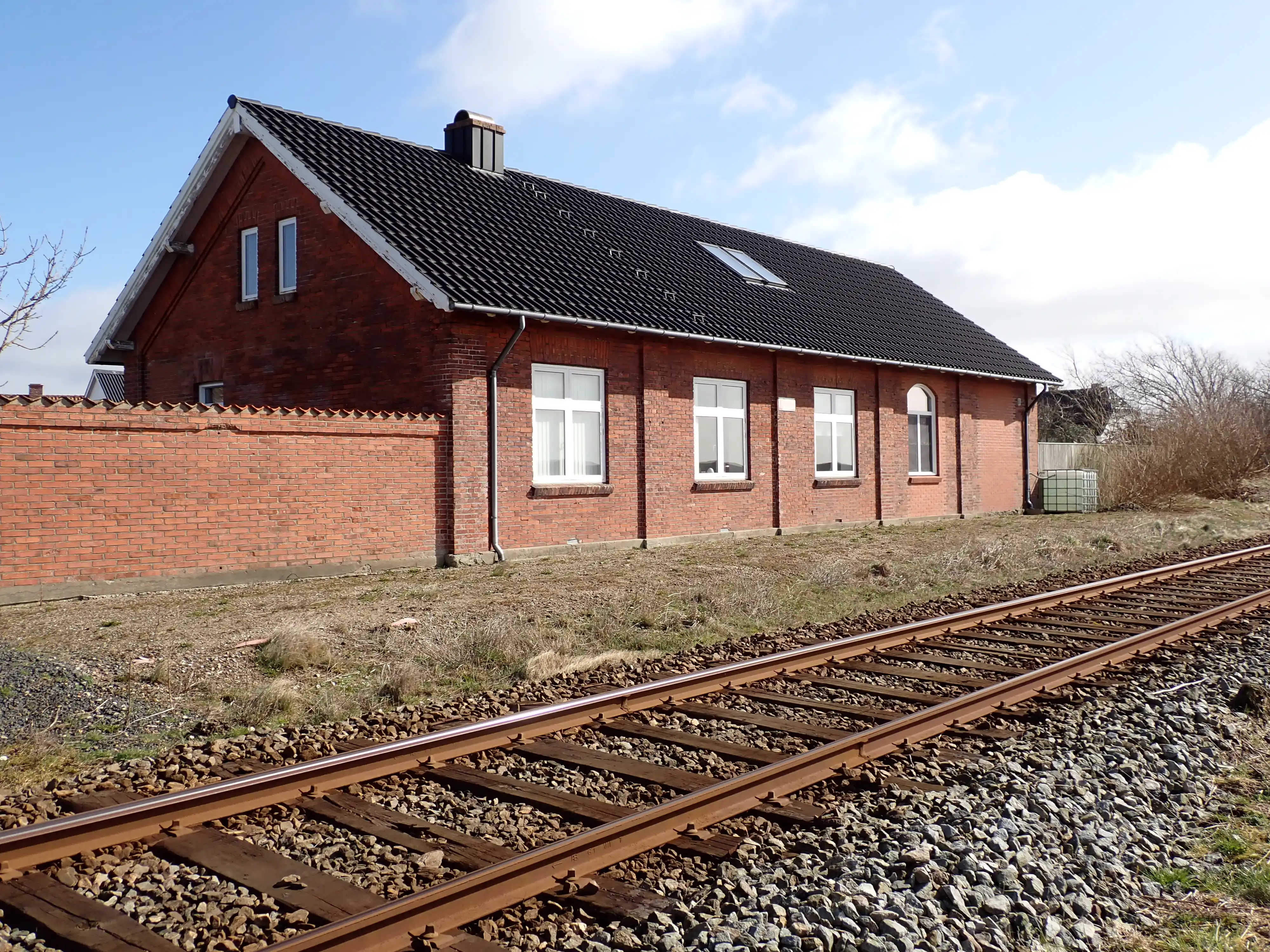 Billede af Klinkby Station set fra sporsiden.