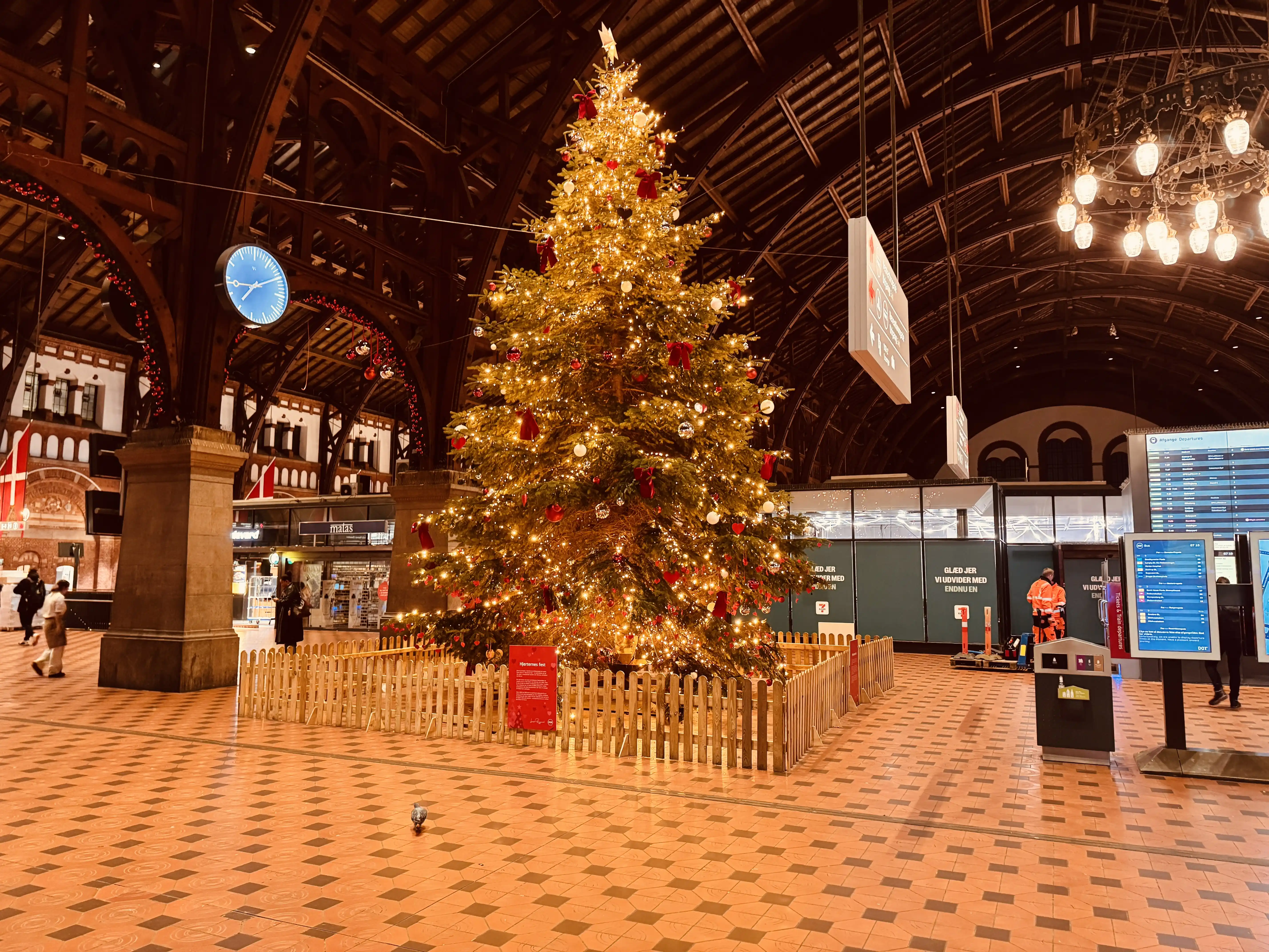 Billede af julen 2025 på København Hovedbanegård.
