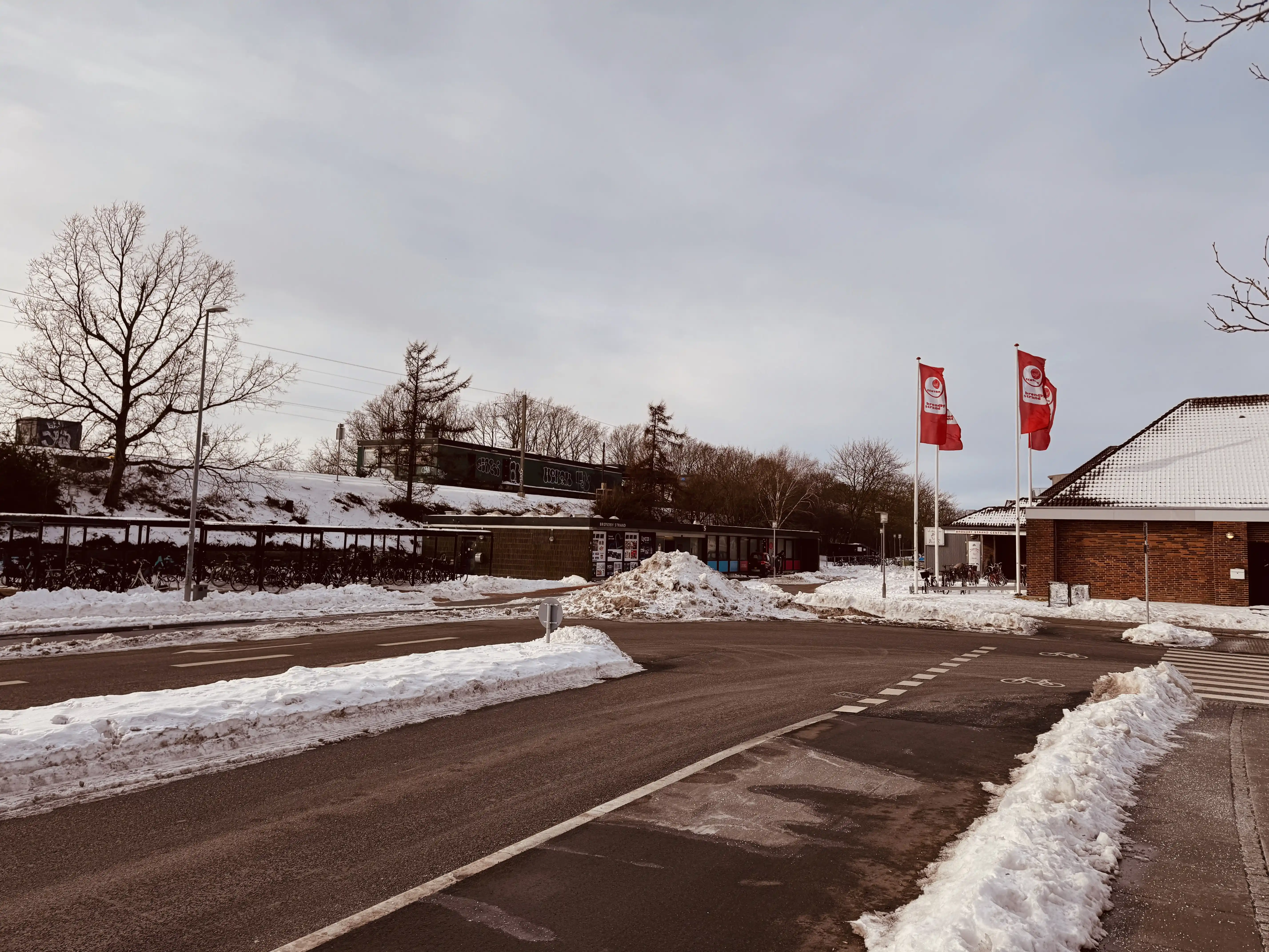 Billede af Brøndby Strand S-togstrinbræt god dækket med sne. Billede af Brøndby Strand S-togstrinbræt god dækket med sne.