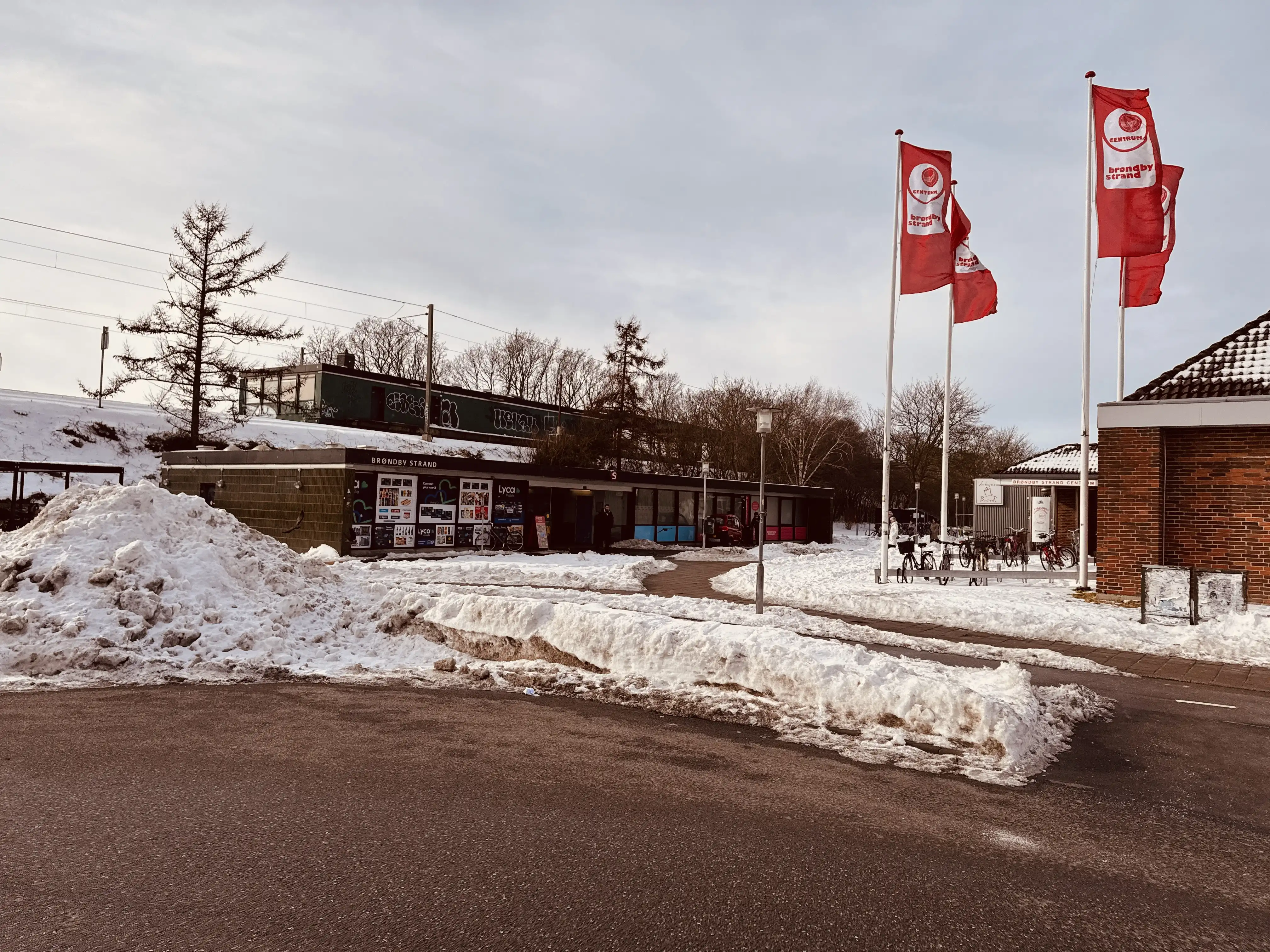 Billede af Brøndby Strand S-togstrinbræt god dækket med sne. Billede af Brøndby Strand S-togstrinbræt god dækket med sne.