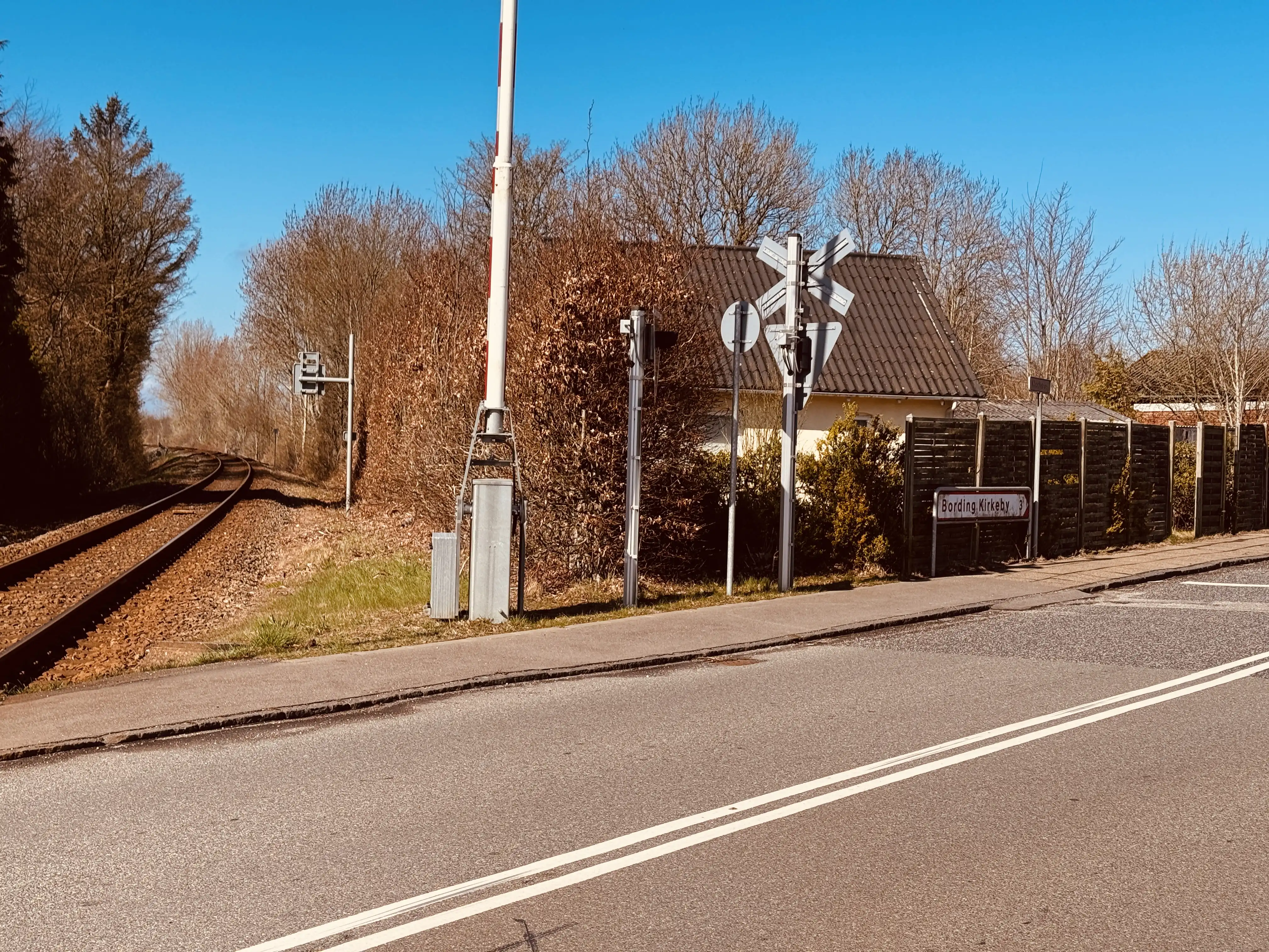 Billede af hvor Bording Holdeplads har ligget ved overkørsel 103, med ekspedition i Vogterhus 28, som ses til højre i billedet.