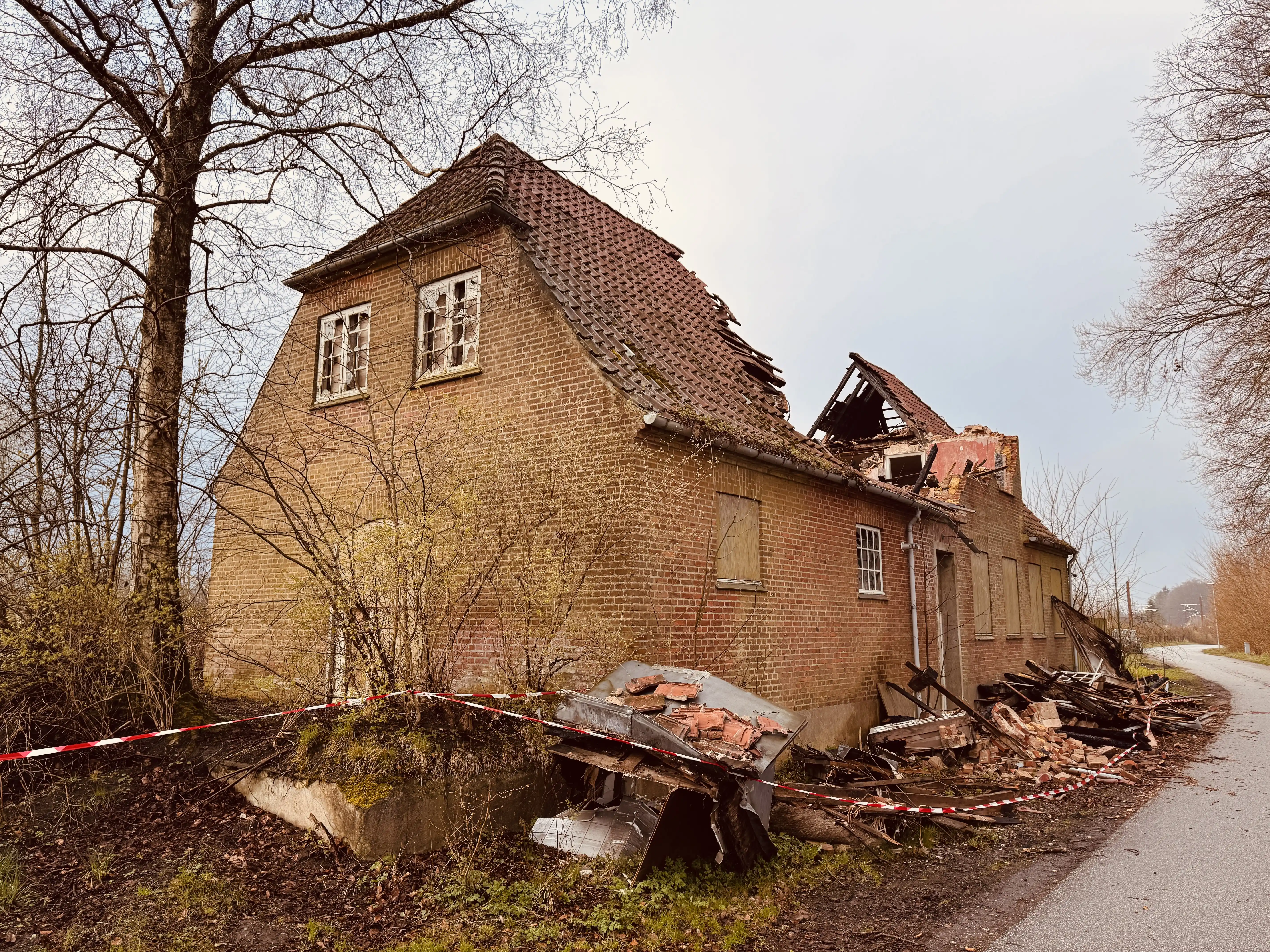 Billede af Tvingstrup Station efter branden den 24. marts 2026.