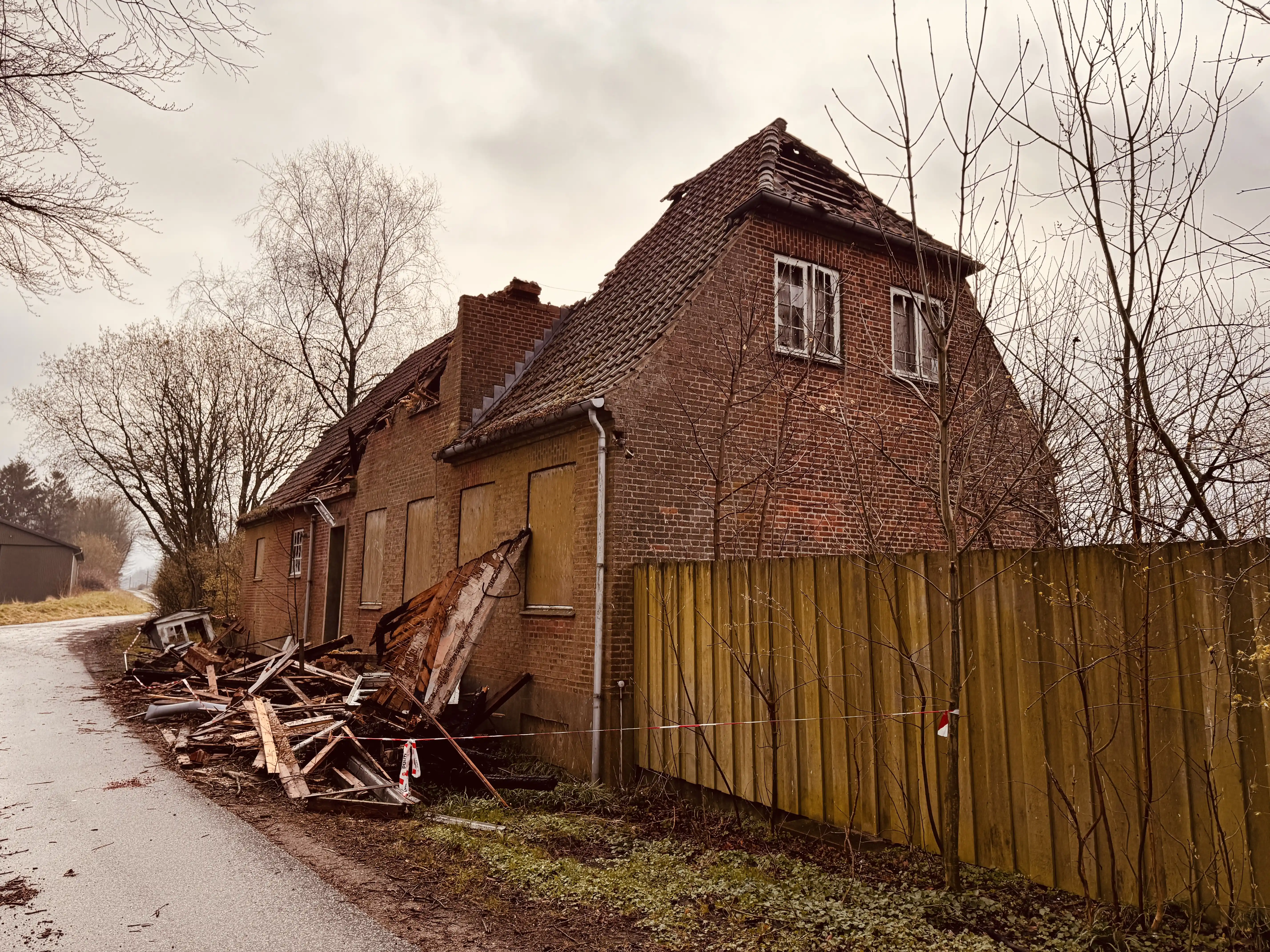 Billede af Tvingstrup Station efter branden den 24. marts 2026.