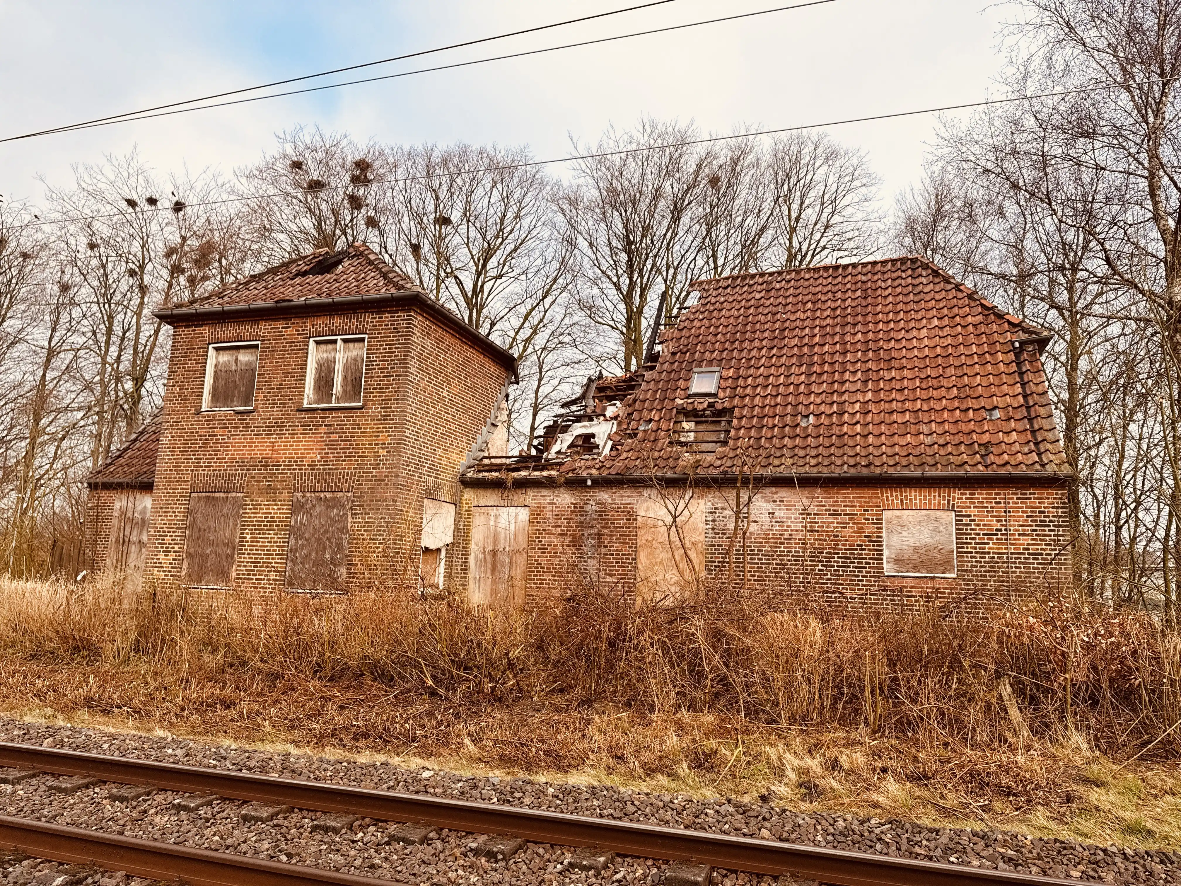 Billede af Tvingstrup Station efter branden den 24. marts 2026.