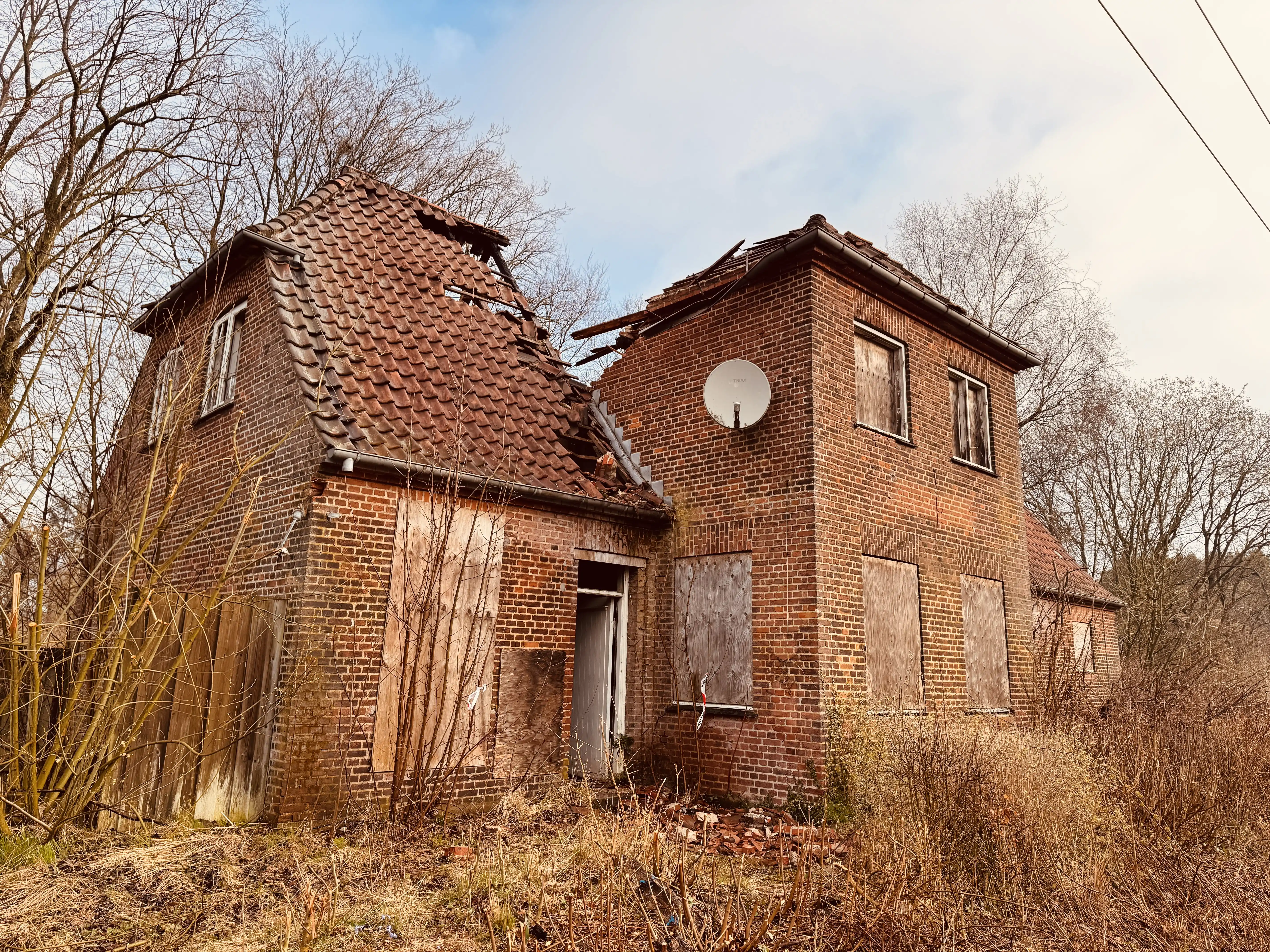 Billede af Tvingstrup Station efter branden den 24. marts 2026.