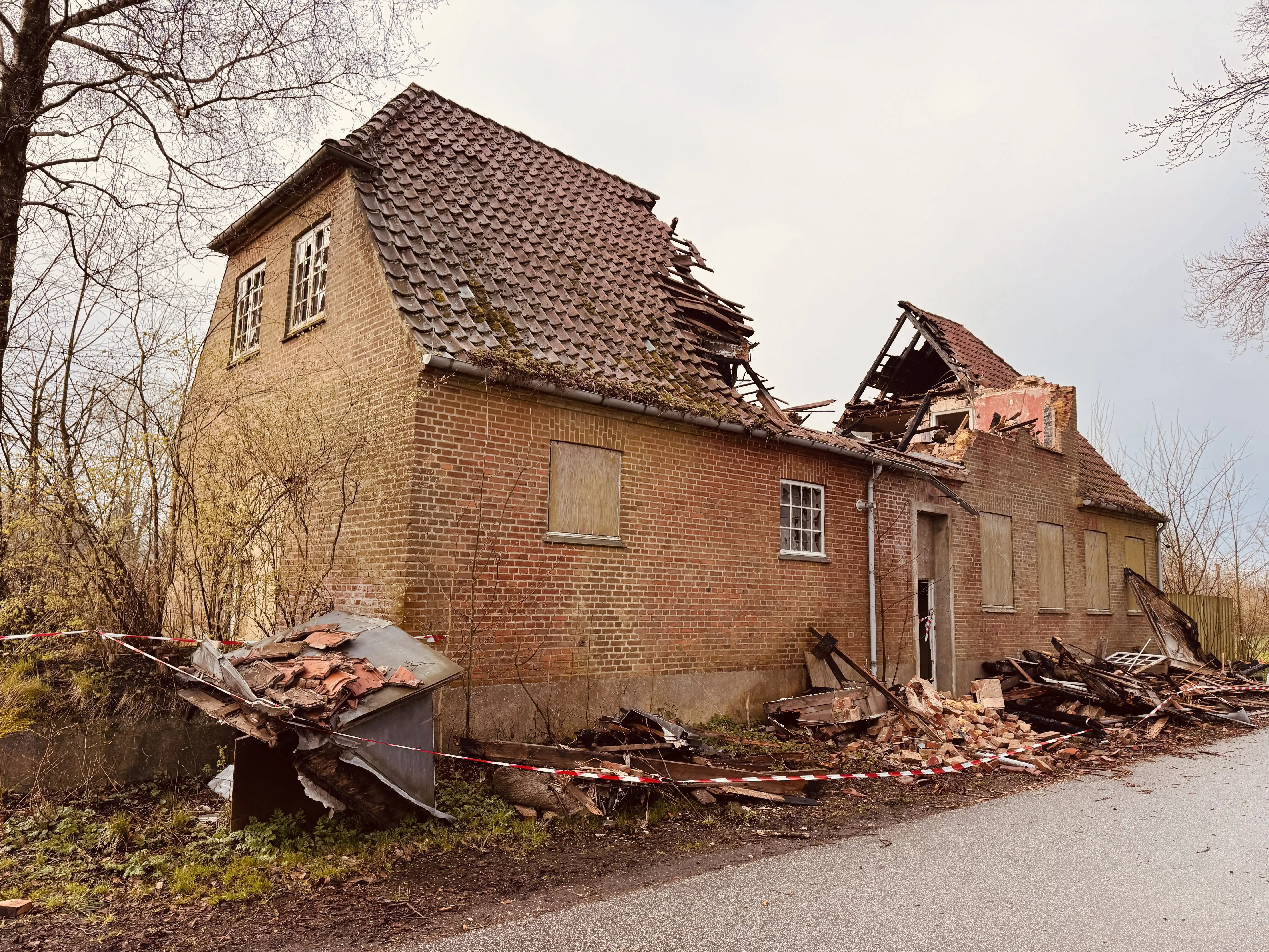 Billede af Tvingstrup Station efter branden den 24. marts 2026.