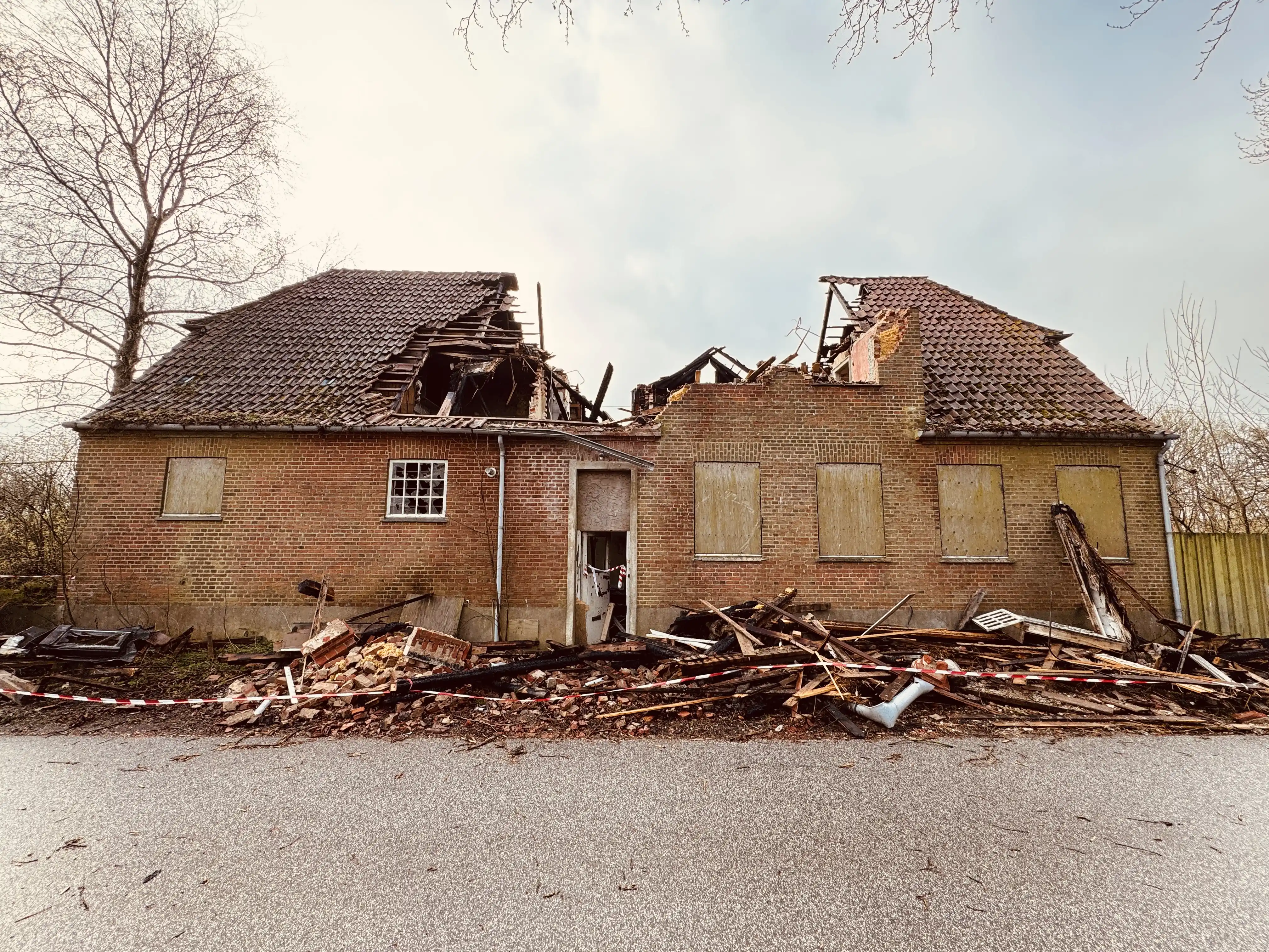 Billede af Tvingstrup Station efter branden den 24. marts 2026.