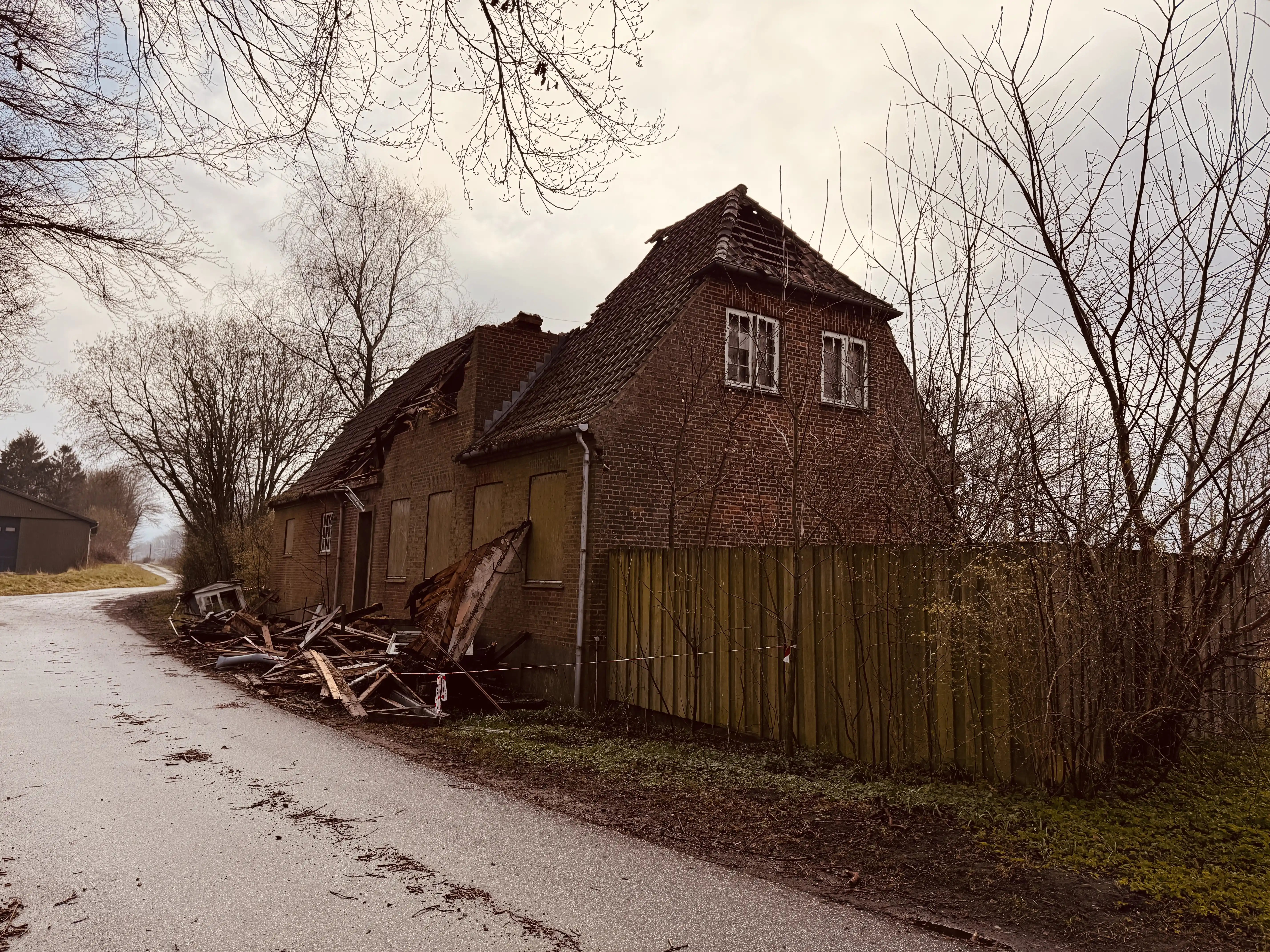 Billede af Tvingstrup Station efter branden den 24. marts 2026.