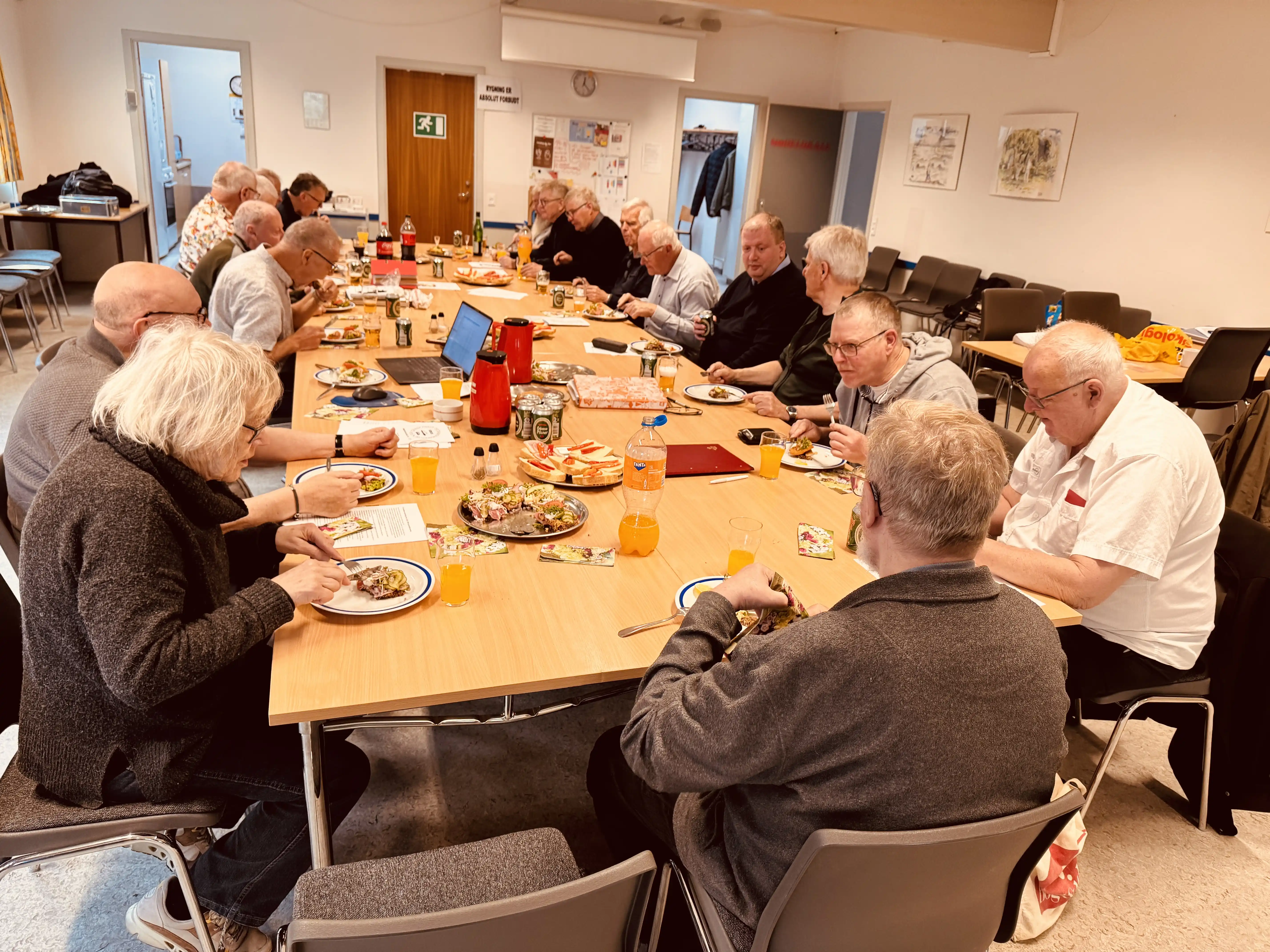 Der var godt med højt belagt smørrebrød og der blev spist godt