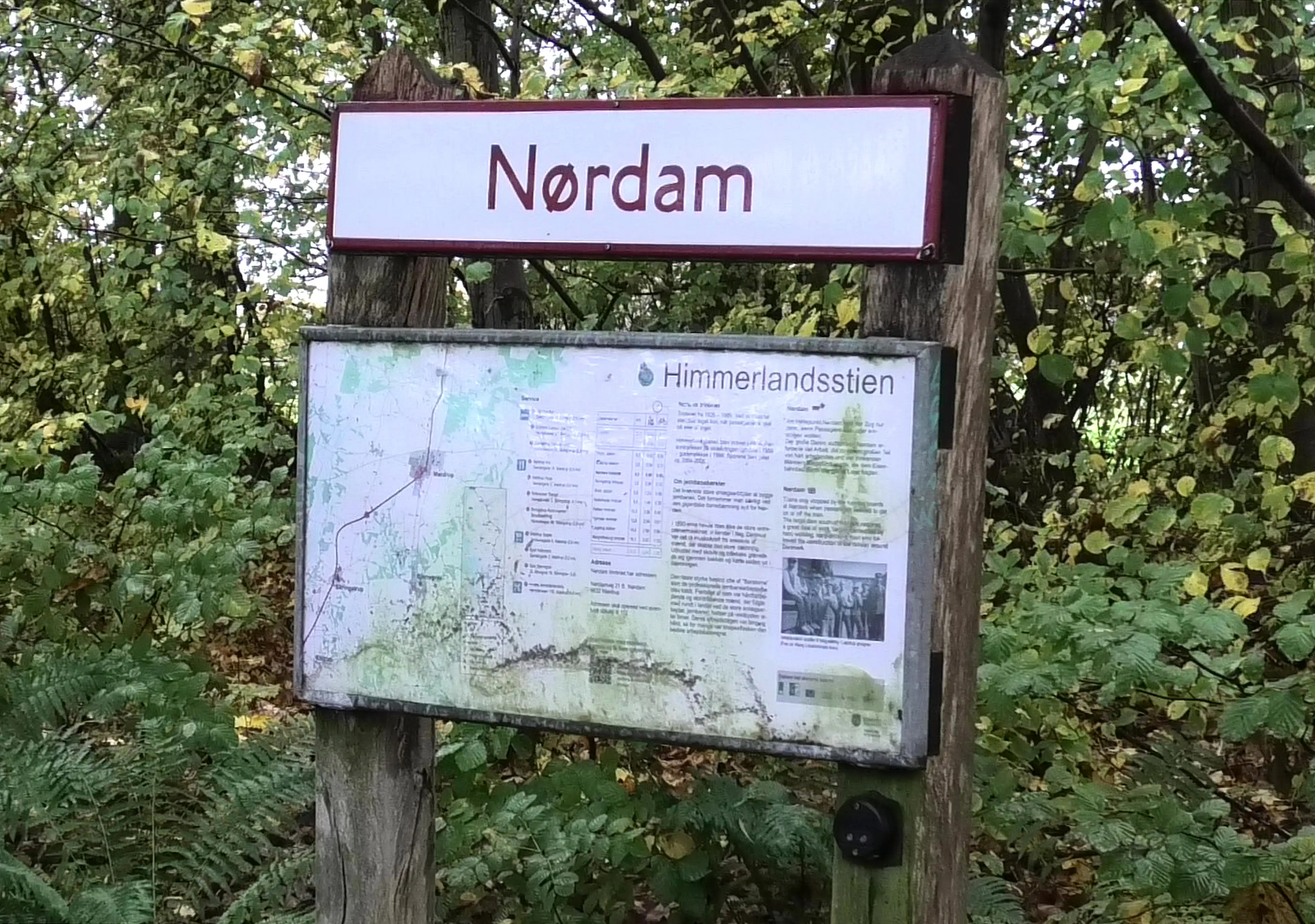 Billede af mindetavlen ved det tidligere Nørdam Trinbræt.