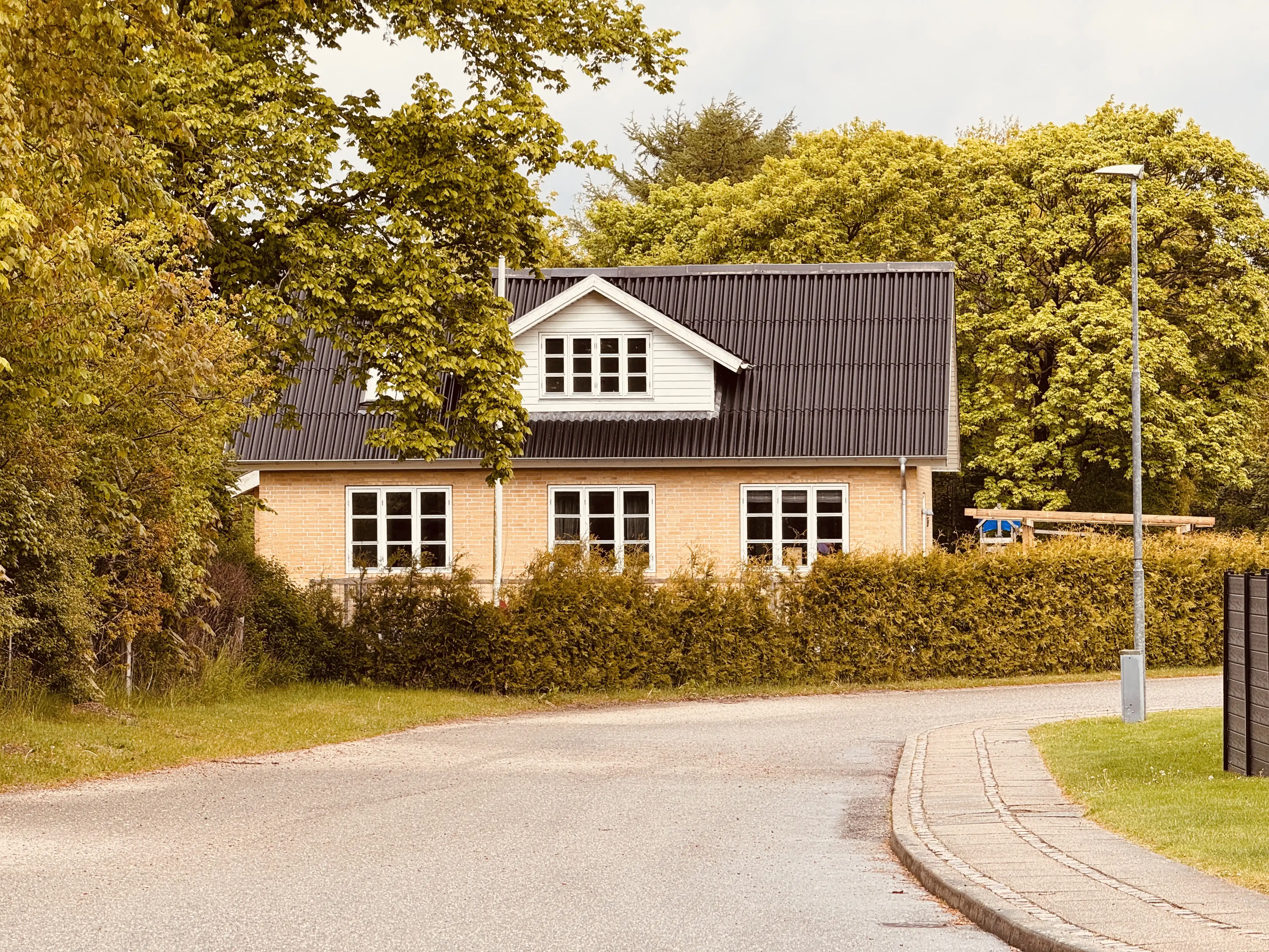 Billede af Rønbjerg Billetsalgssted, denne bygning her er det gamle vogterhus 37, som stadig eksister i en meget ombygget udgave.