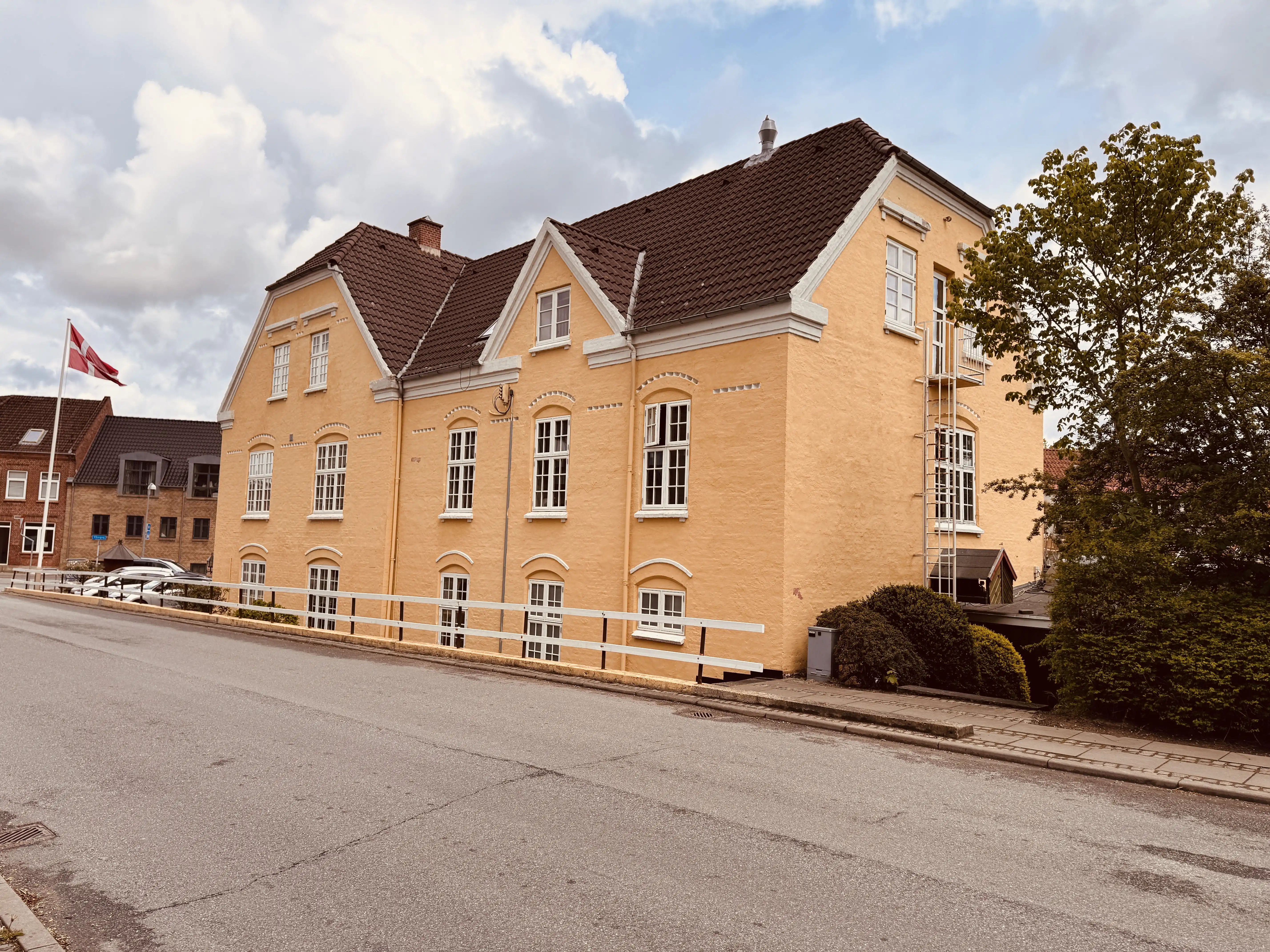 Billede af den berømte gourmetkro: Højslev Kro, som blev anlagt i 1869 ca. 5 år efter Højslev fik station- ingen stationsby uden kro ved stationen. Billede af den berømte gourmetkro: Højslev Kro, som blev anlagt i 1869 ca. 5 år efter Højslev fik station- ingen stationsby uden kro ved stationen.