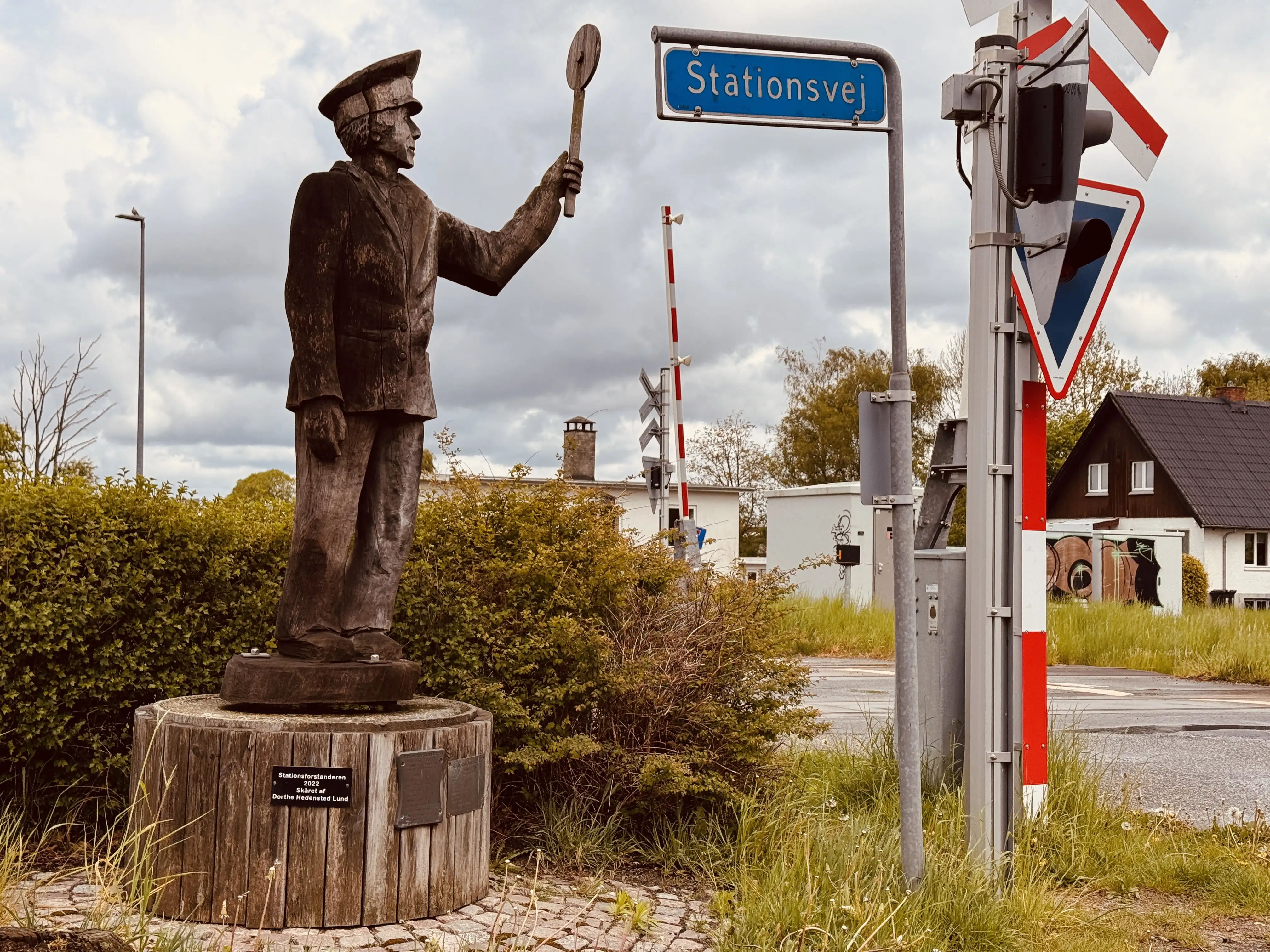 Billede af den berømte statue "Stationsforstanderen" ud for Stoholm Station - statuen er skåret af Dorthe Hedensted Lund i 2022. Billede af den berømte statue "Stationsforstanderen" ud for Stoholm Station - statuen er skåret af Dorthe Hedensted Lund i 2022.