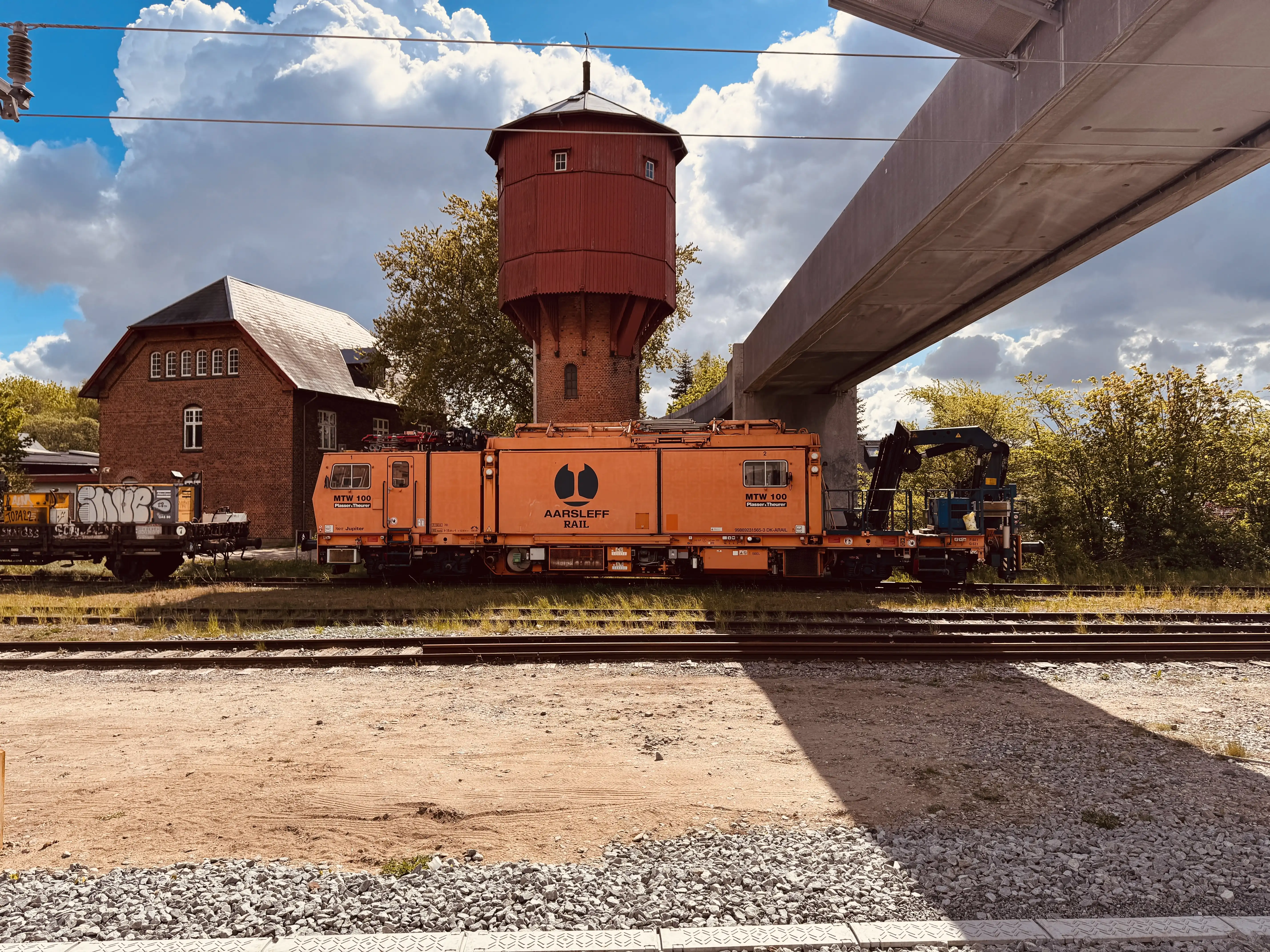 Billede af AARSLEFF RAIL med bygninger og materiel ved Langå Station. Billede af AARSLEFF RAIL med bygninger og materiel ved Langå Station.