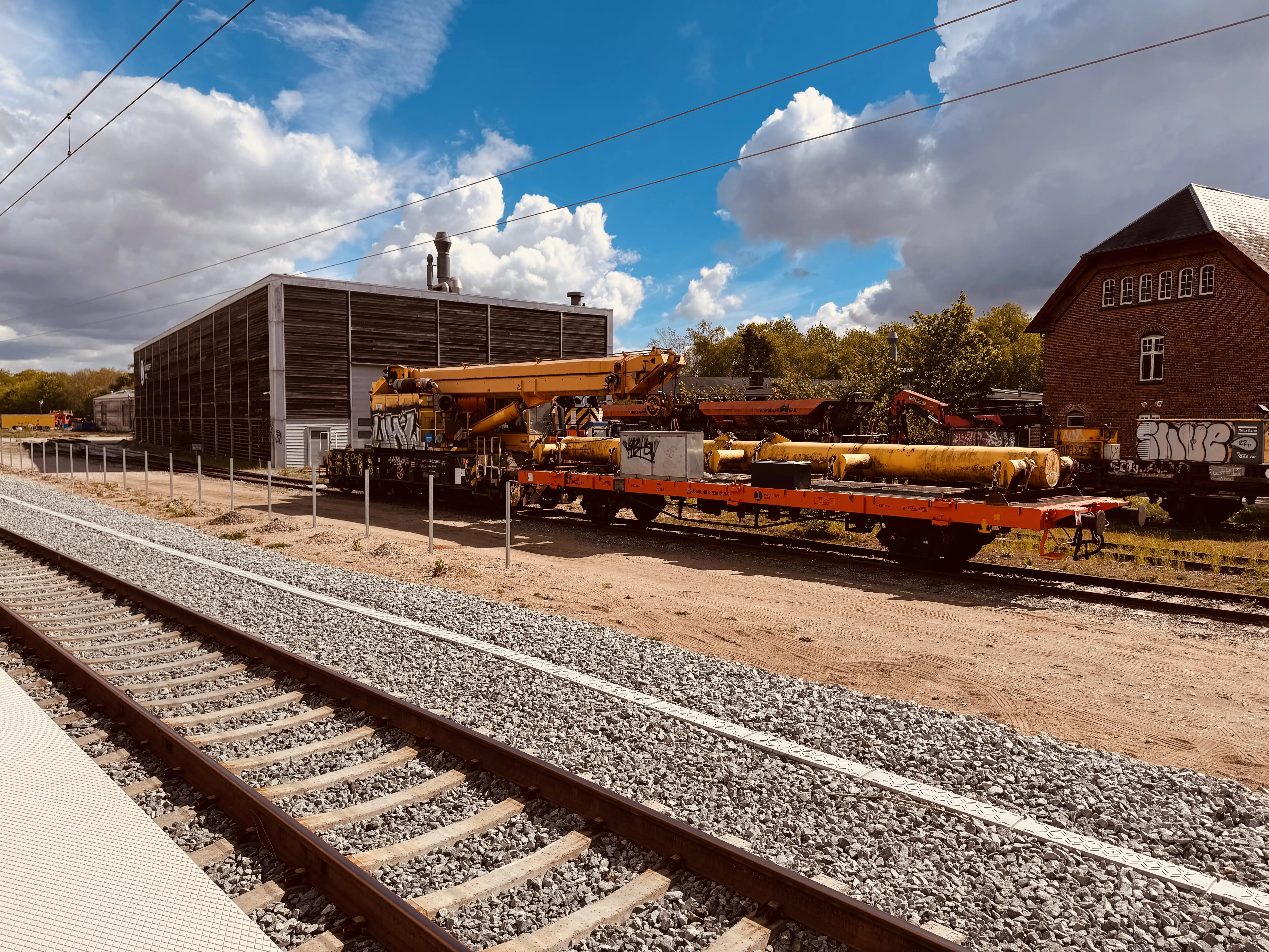 Billede af AARSLEFF RAIL med bygninger og materiel ved Langå Station. Billede af AARSLEFF RAIL med bygninger og materiel ved Langå Station.
