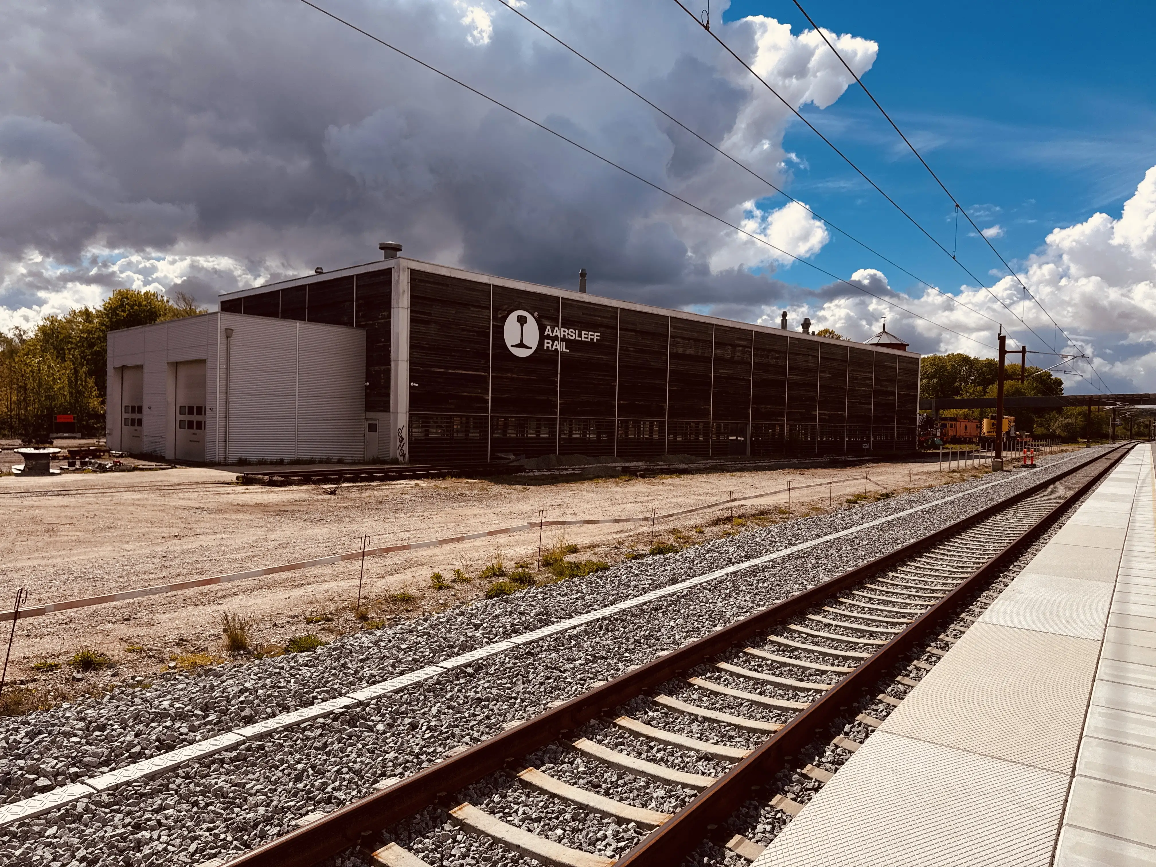 Billede af AARSLEFF RAIL med bygninger og materiel ved Langå Station. Billede af AARSLEFF RAIL med bygninger og materiel ved Langå Station.