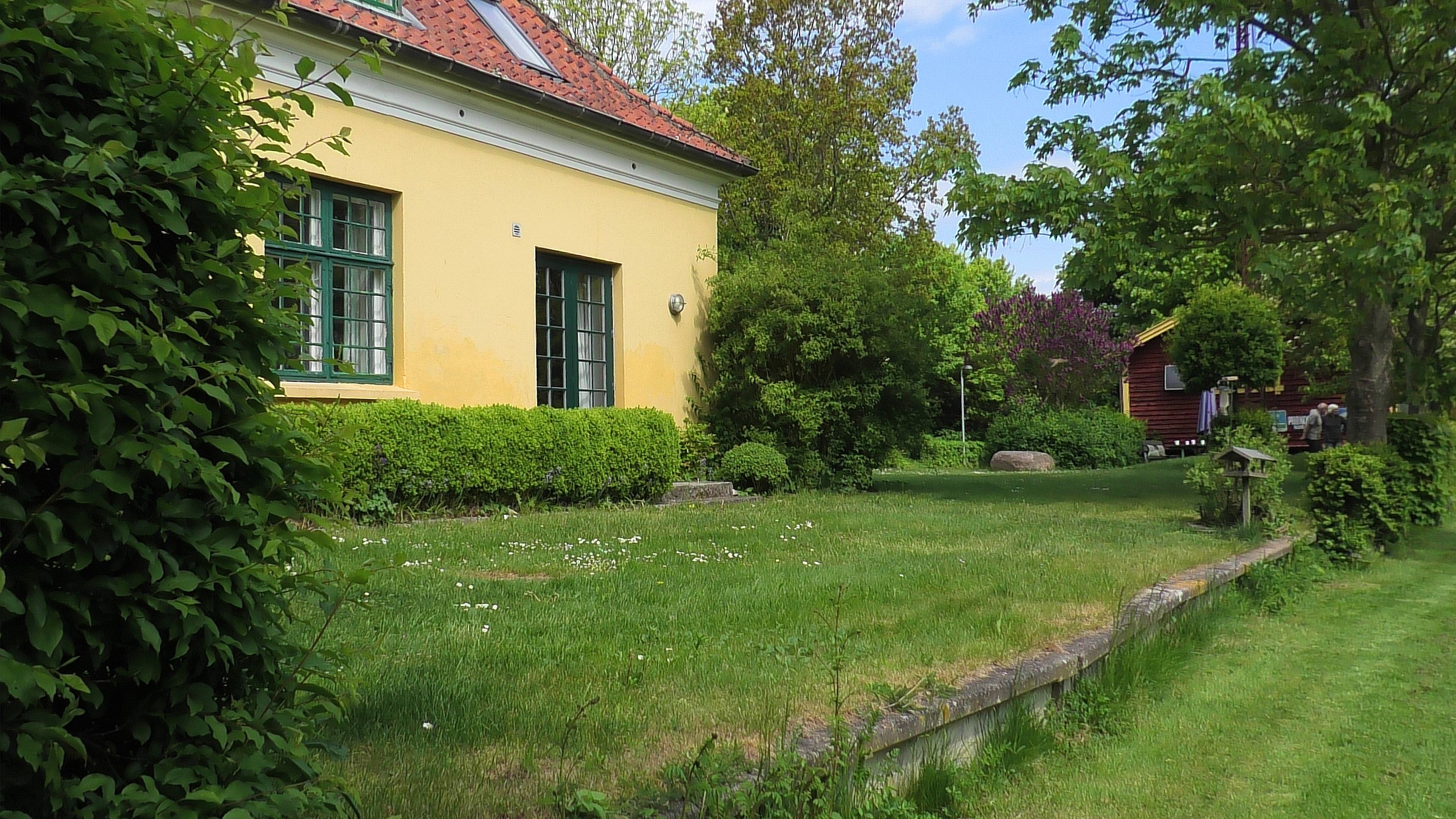 Billede af Flintinge Station med perronkant og varehus i baggrunden.