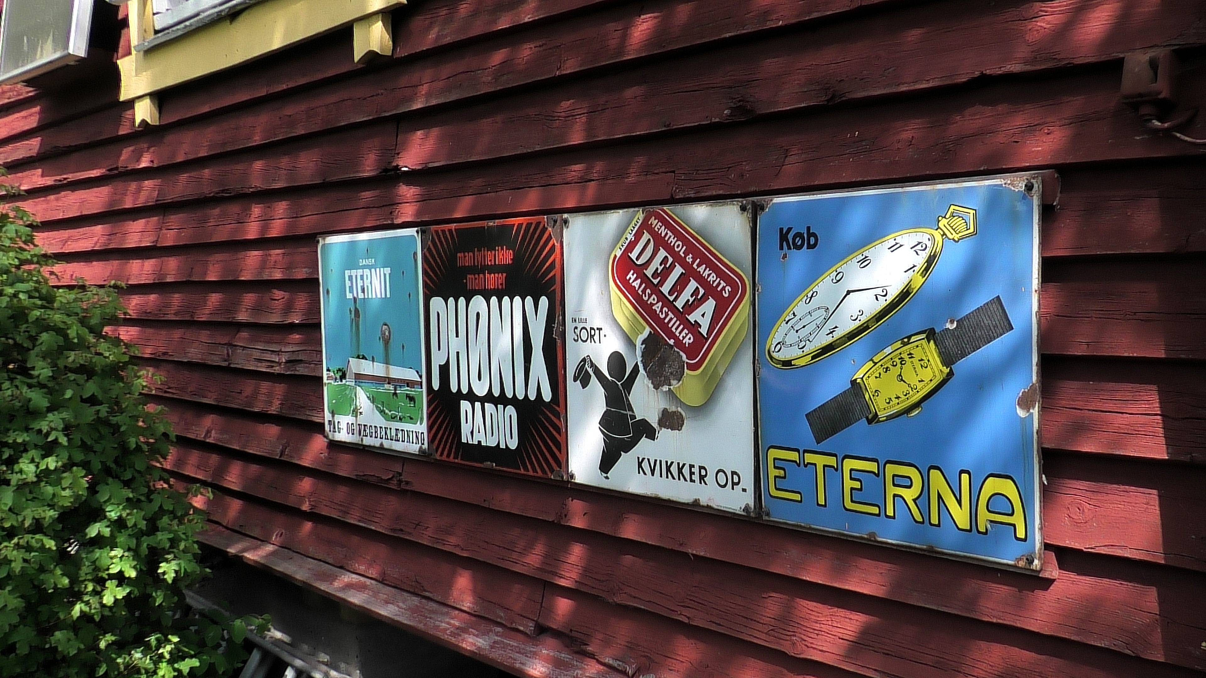 Billede af reklameskilte på pakhuset ved Flintinge Station.