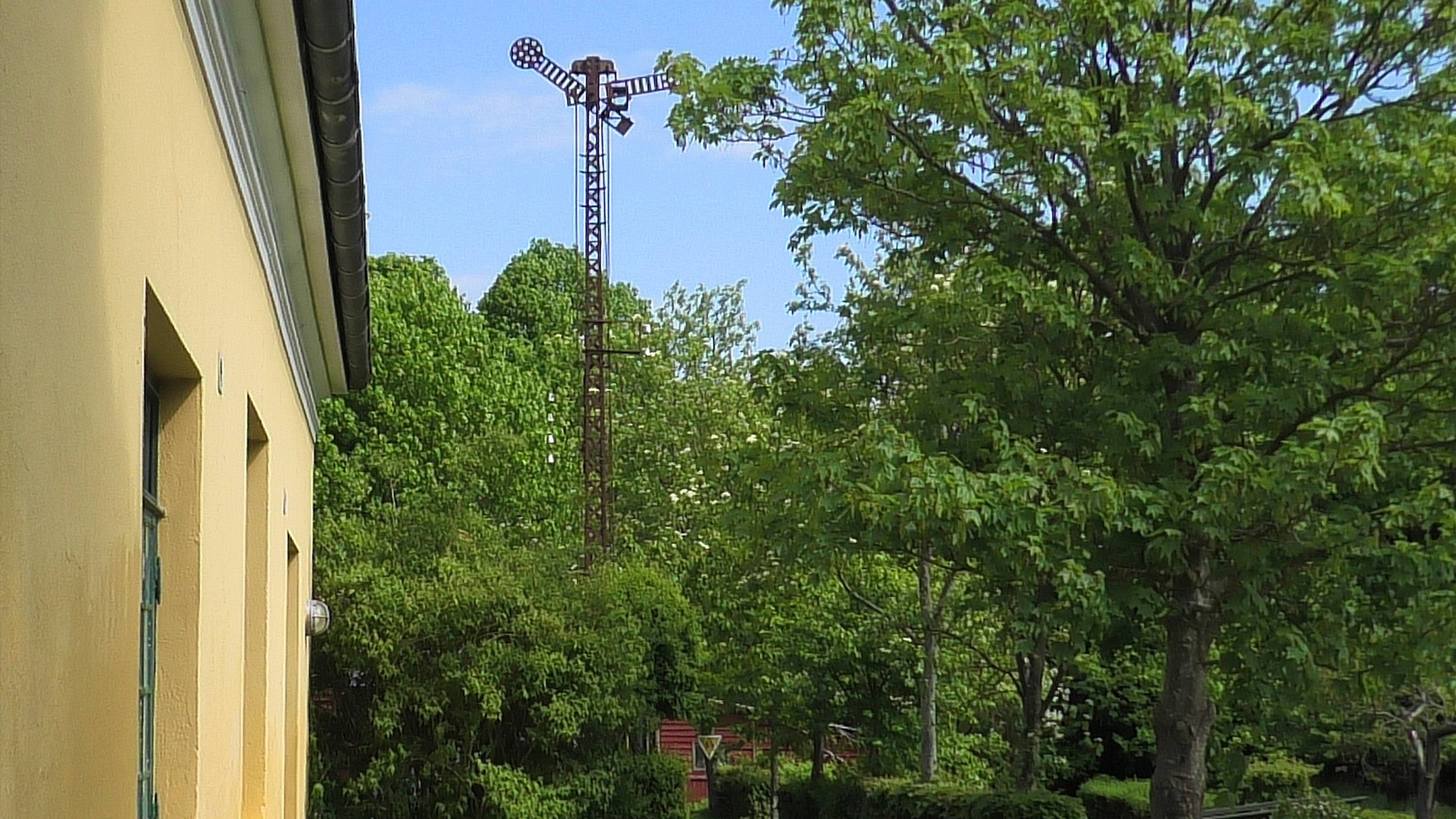Billede af østside med signalmast på Flintinge Station.