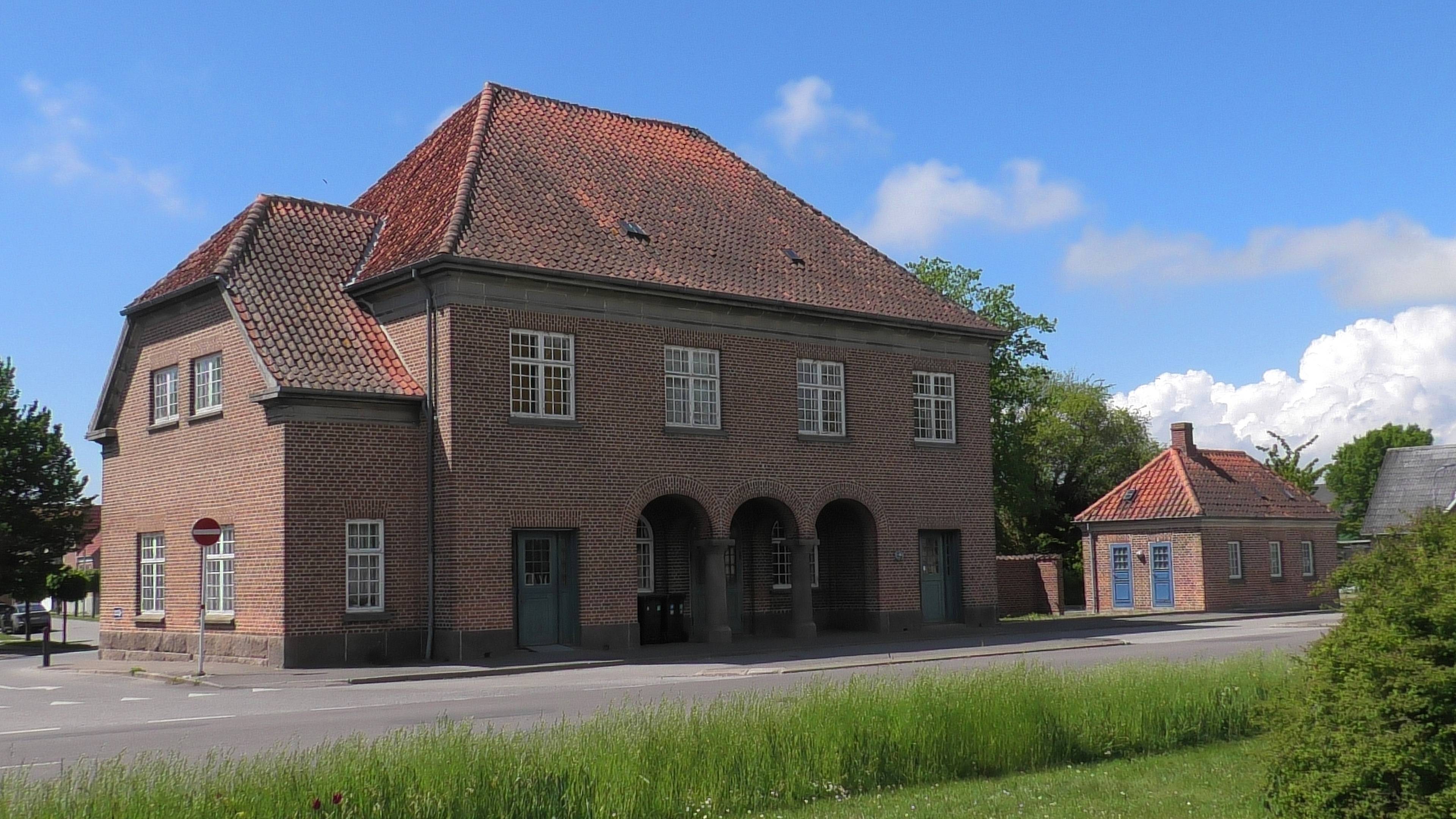 Billede af Nysted Station set fra sydøst.