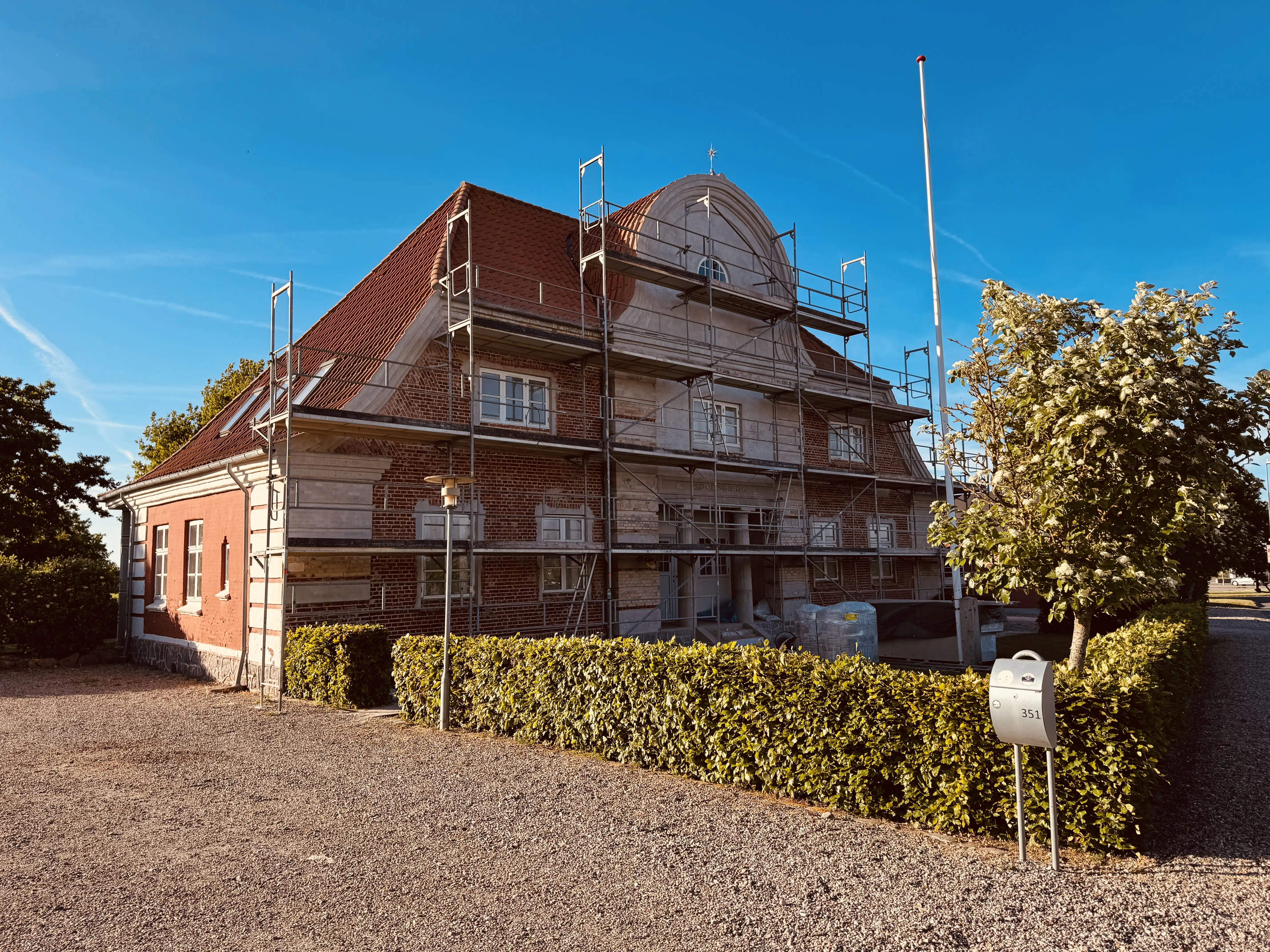 Billede af facade renoveringen på Spodsbjerg Station.