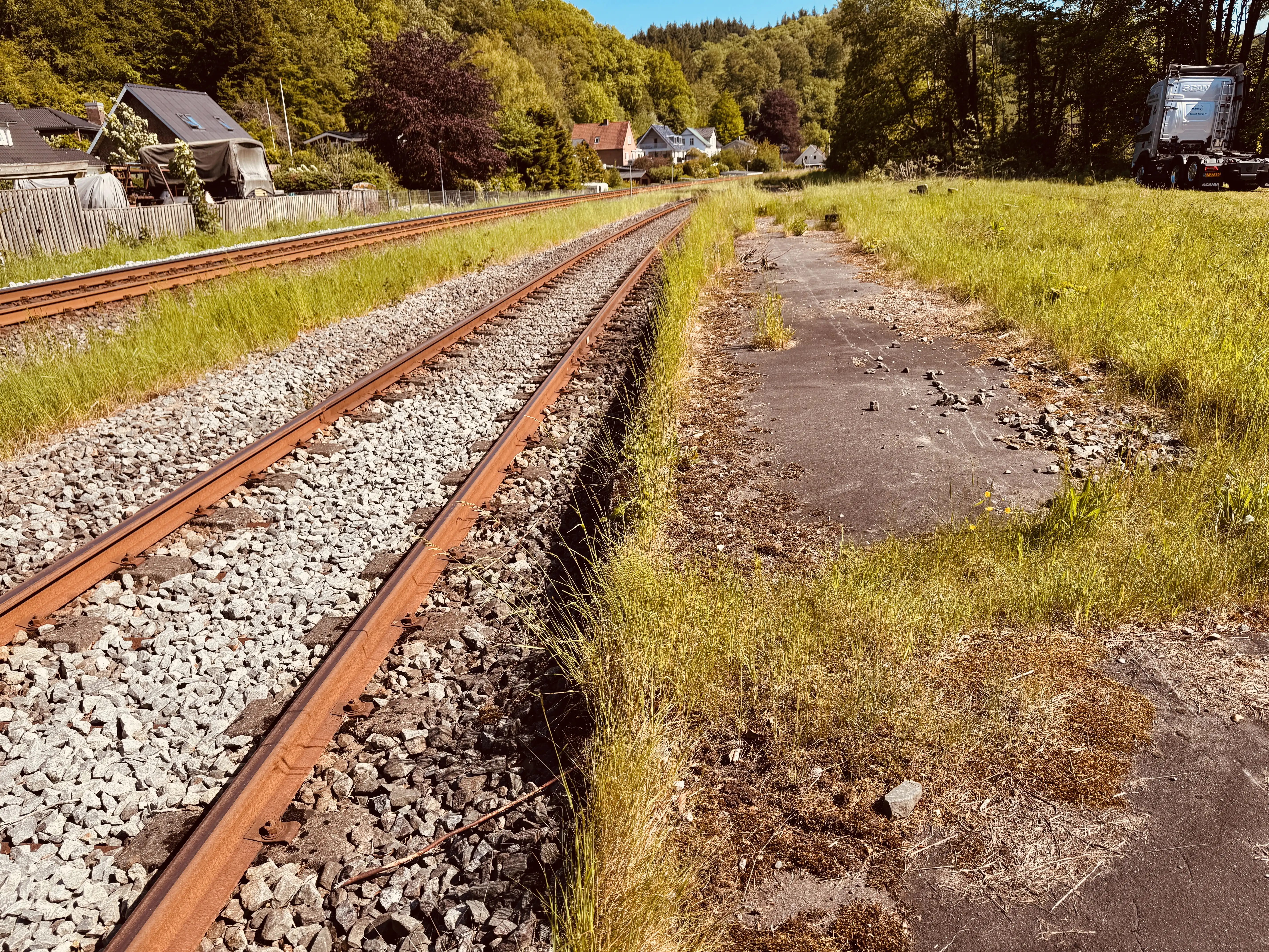 Billede af den gamle perronkant på den nedrevne Grejsdal Station.
