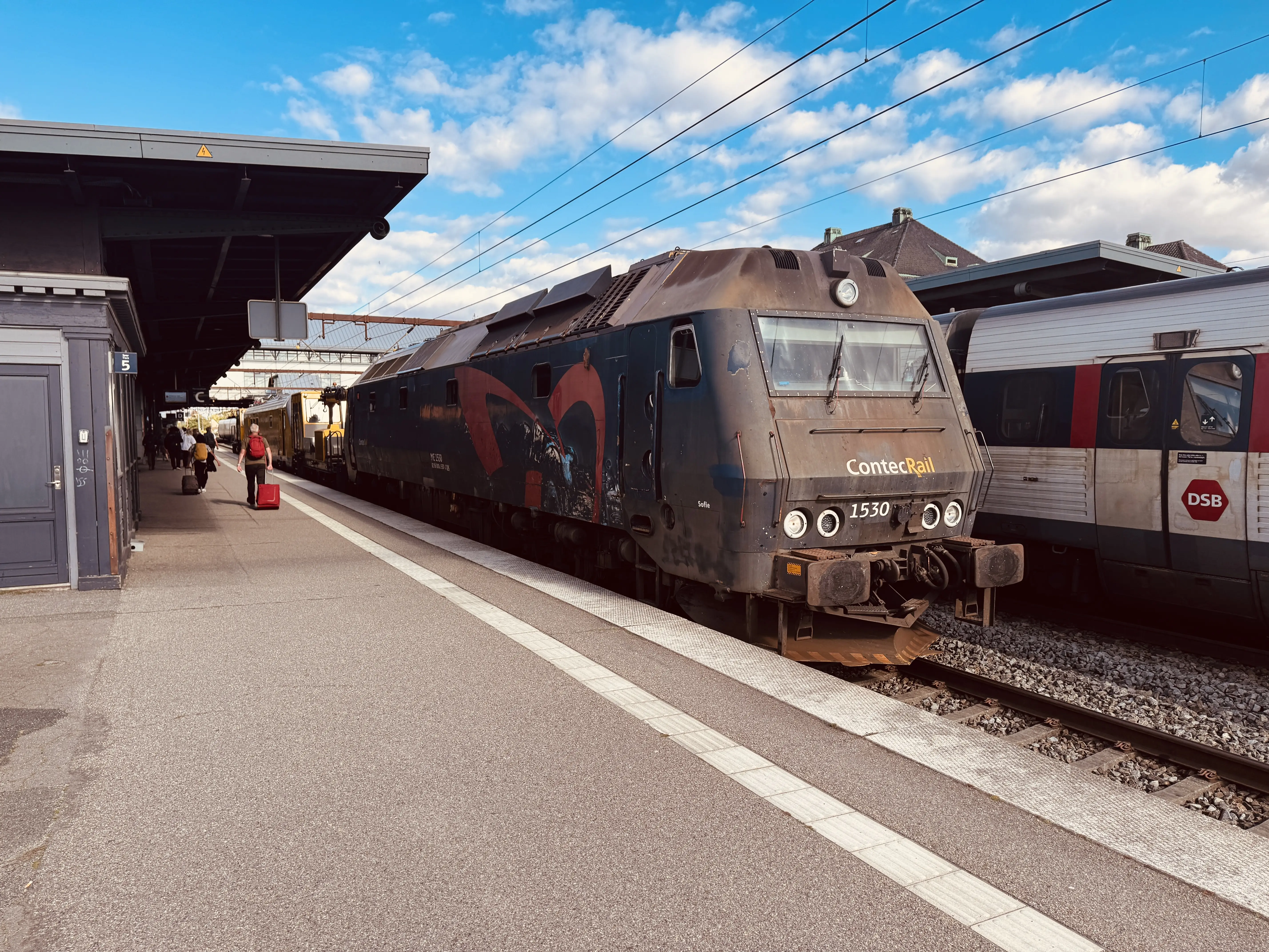 Billede af Contec ME 1530, tidligere DSB ME 1530 fotograferet ud for Odense Banegård Center.