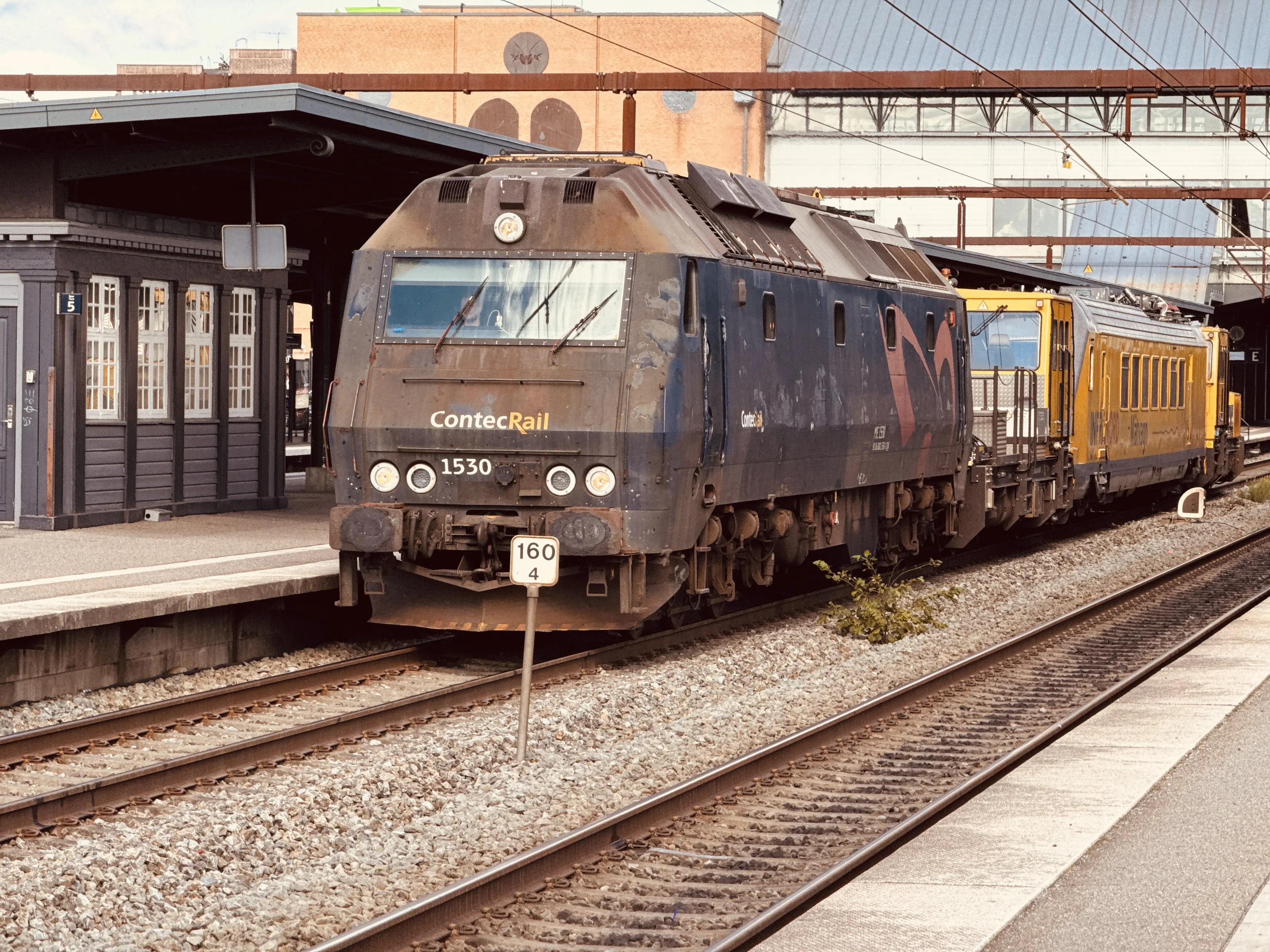 Billede af Contec ME 1530, tidligere DSB ME 1530 fotograferet ud for Odense Banegård Center.