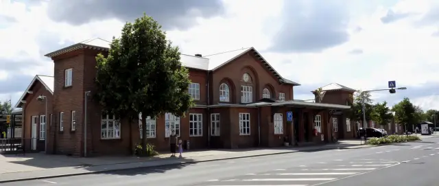 Billede af Silkeborg Station set fra vejsiden.