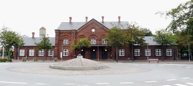 Billede af Ribe Station fotograferet fra vejsiden.