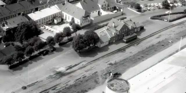 Luftfoto af Nexø Station taget medens den sidste del af sporet er ved at blive taget op.