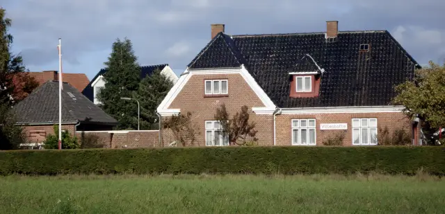 Billede af Villestofte Station set fra banesiden.