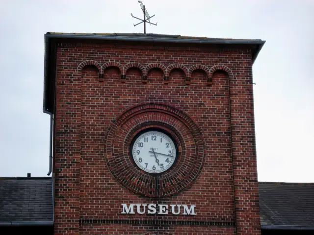 Billede af Bogense Stations tårn ur.