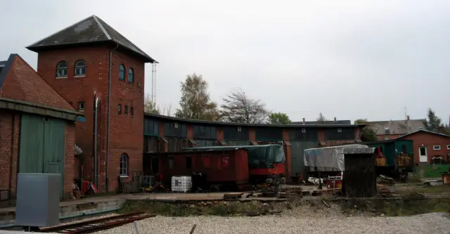 Billede af den gamle remise ved Faaborg Station.