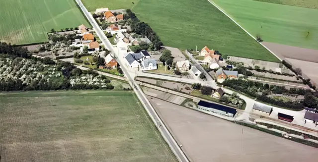 Billede af Lunde Fyn Station, som man lige kan se ½ delen af i højre side af billedet.