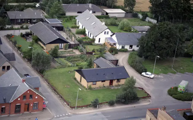 Billede af Kappendrup Station, som er den store hvide vinkelbygning på billedet.