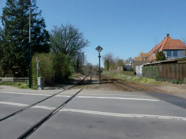 Billede af Nakskov Station indkørsel med afgreningen af sporet til hhv. Nakskov Sukkerfabrik øverst til venstre, Rødbybanen nederst til venstre og banen til Maribo nederst til højre.